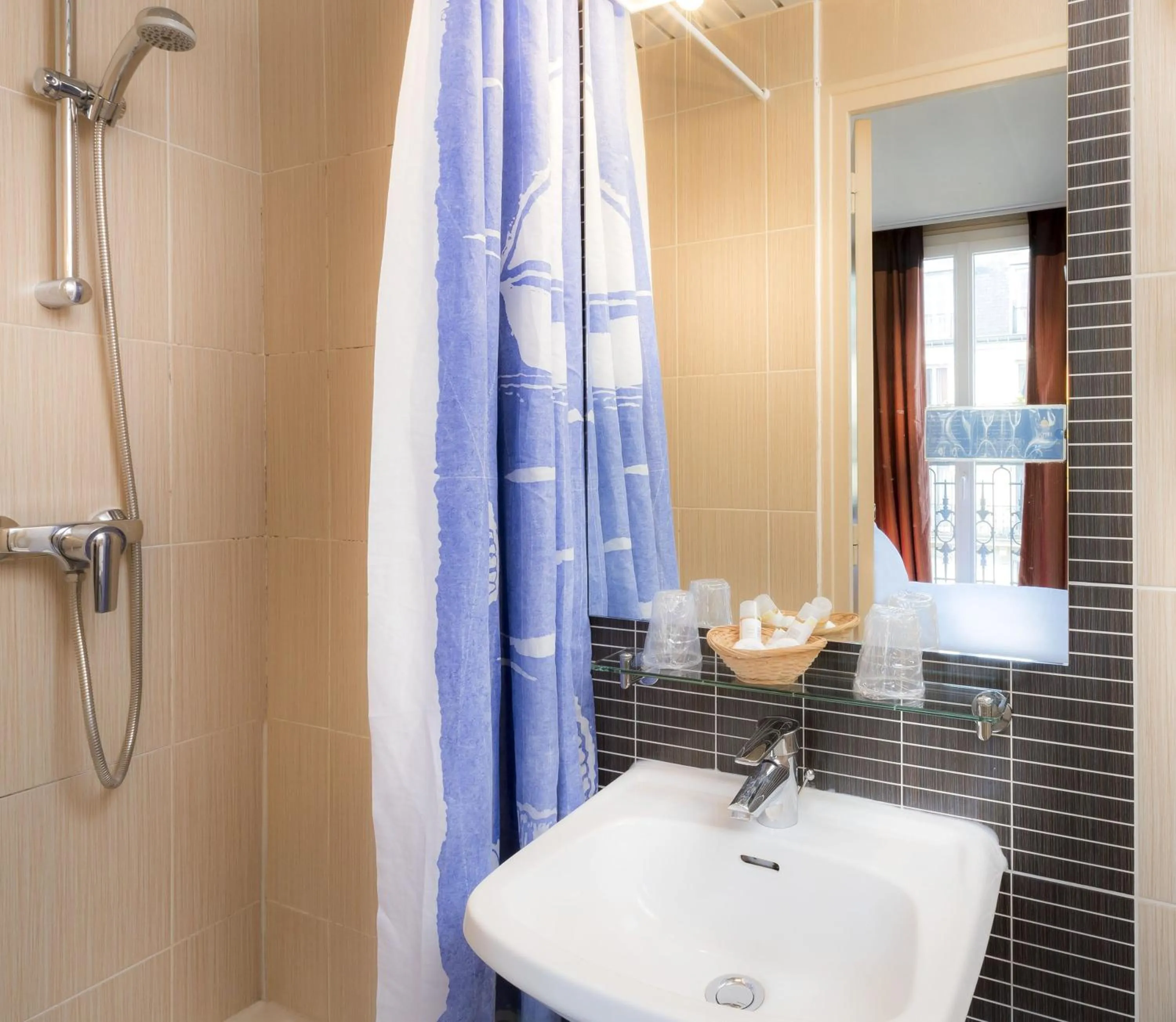 Bathroom in Hôtel de France Quartier Latin