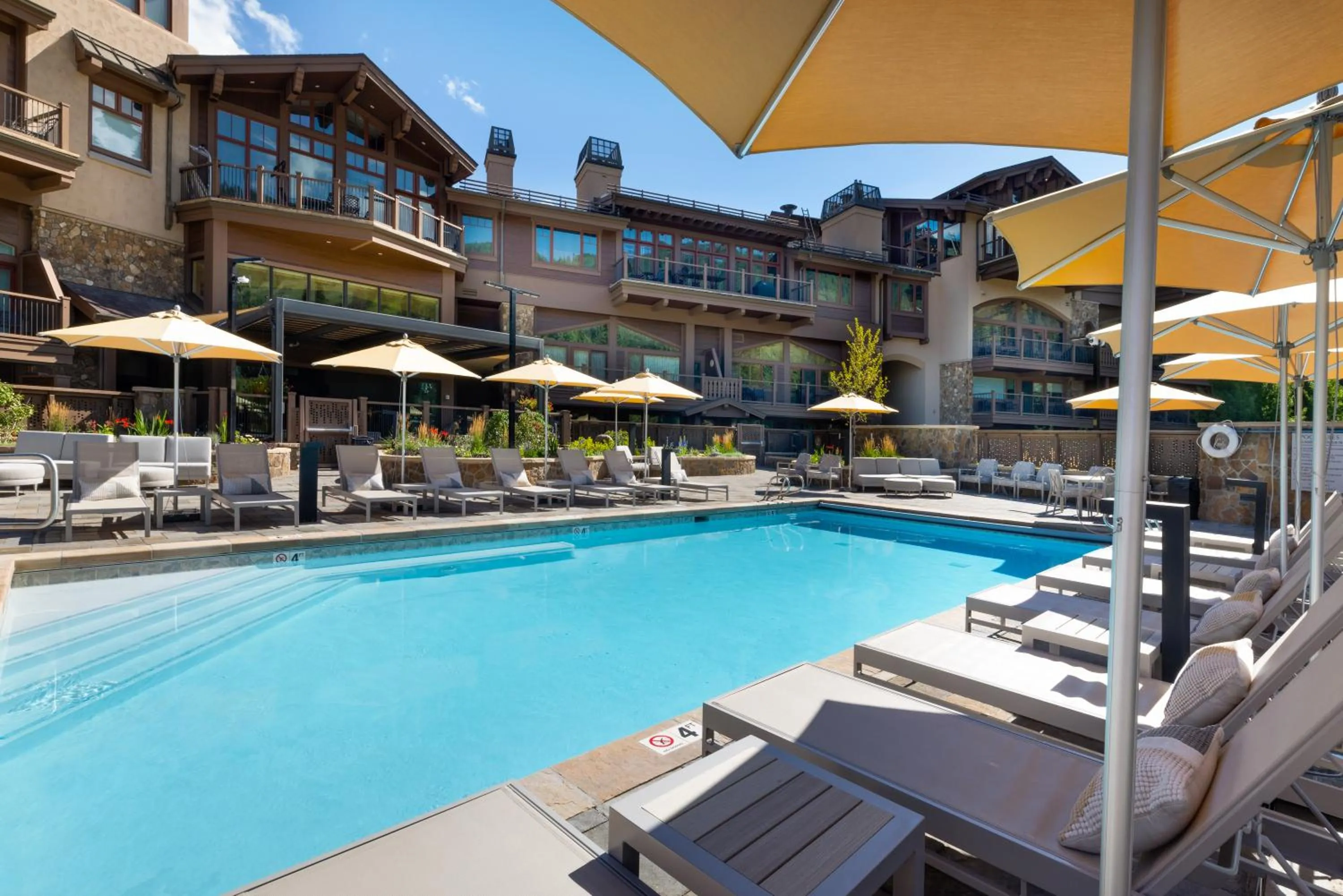 Swimming pool in Manor Vail Lodge