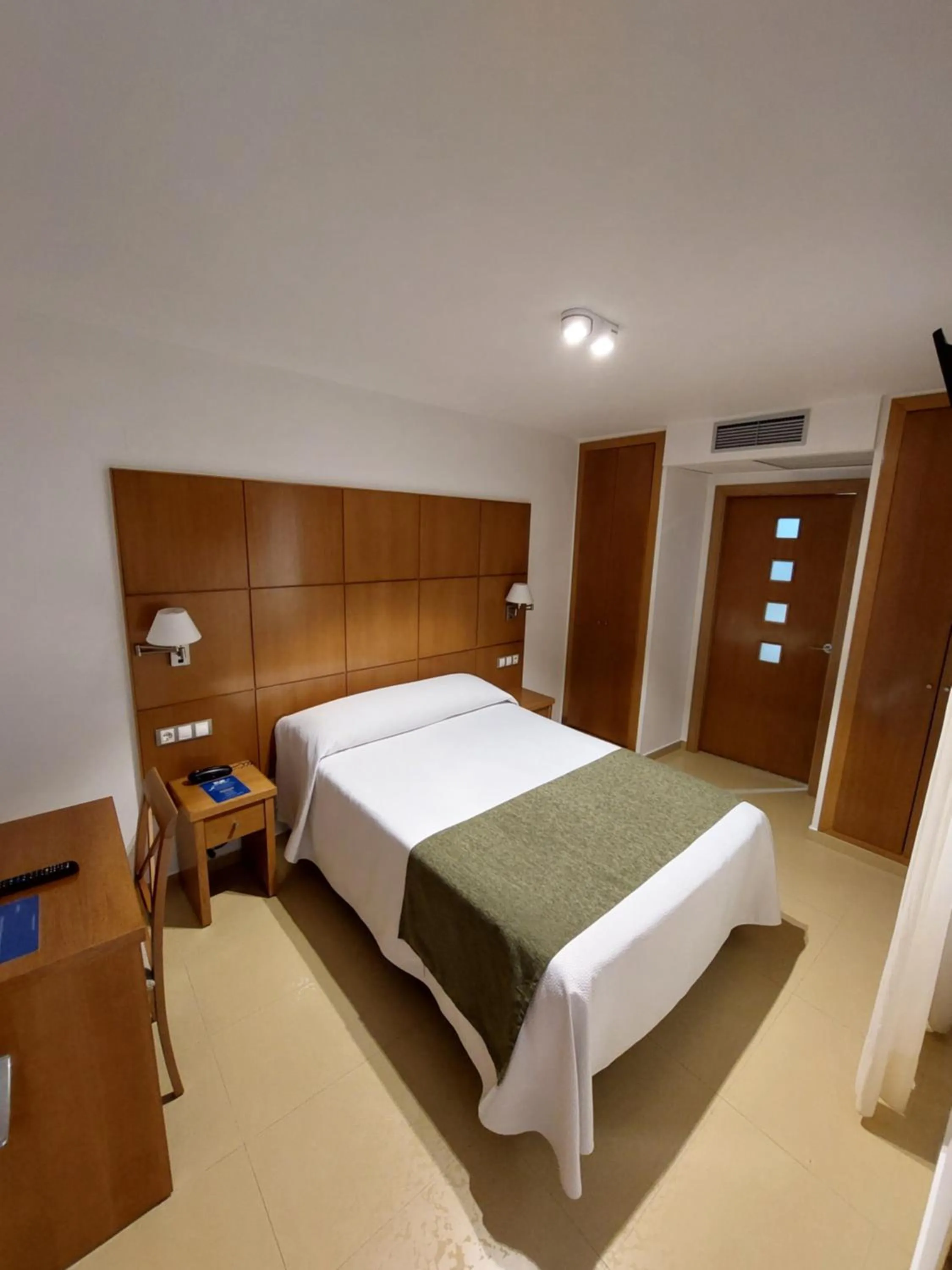 Photo of the whole room, Bed in Hotel Tio Pepe