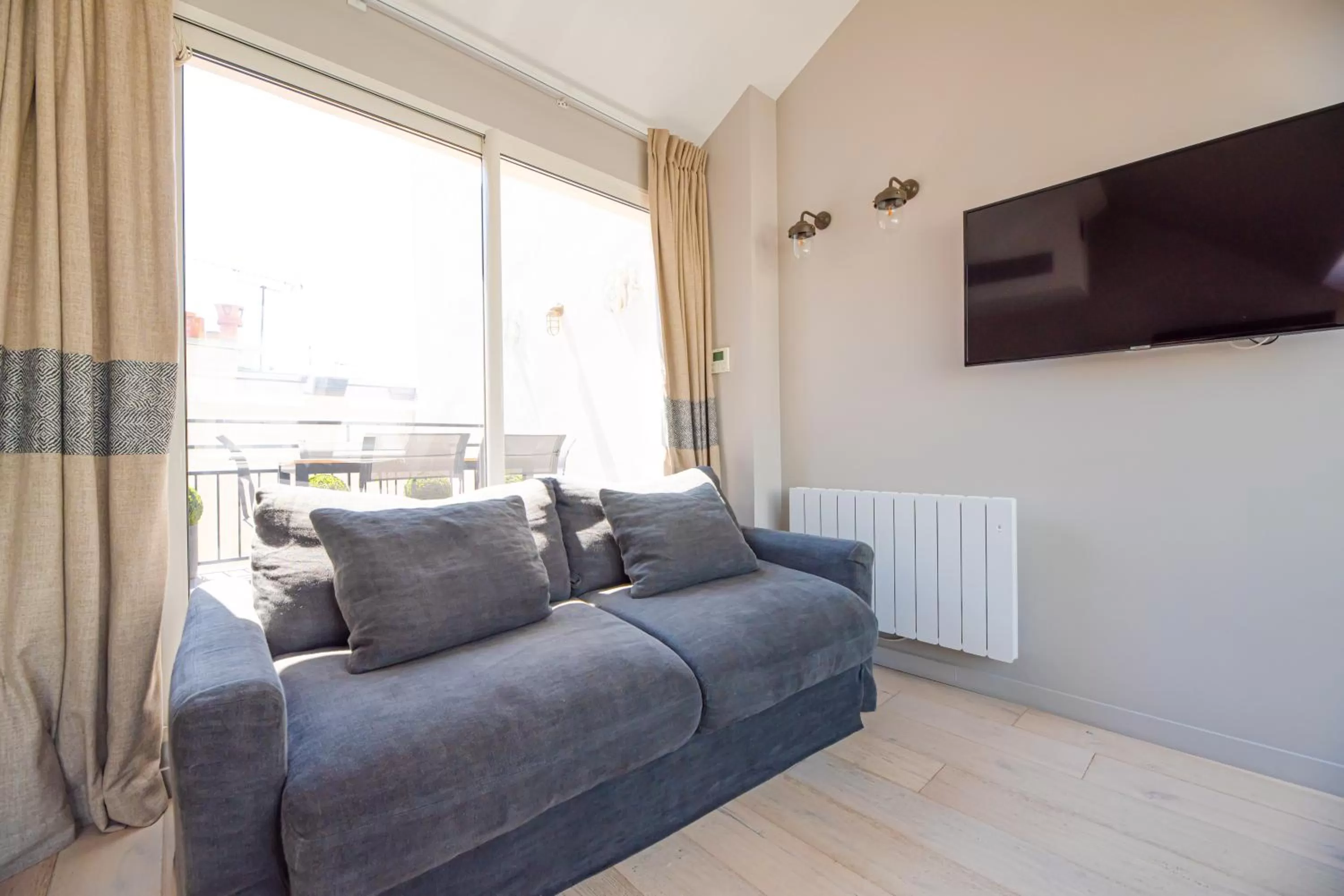 Communal lounge/ TV room in Résidence du Louvre