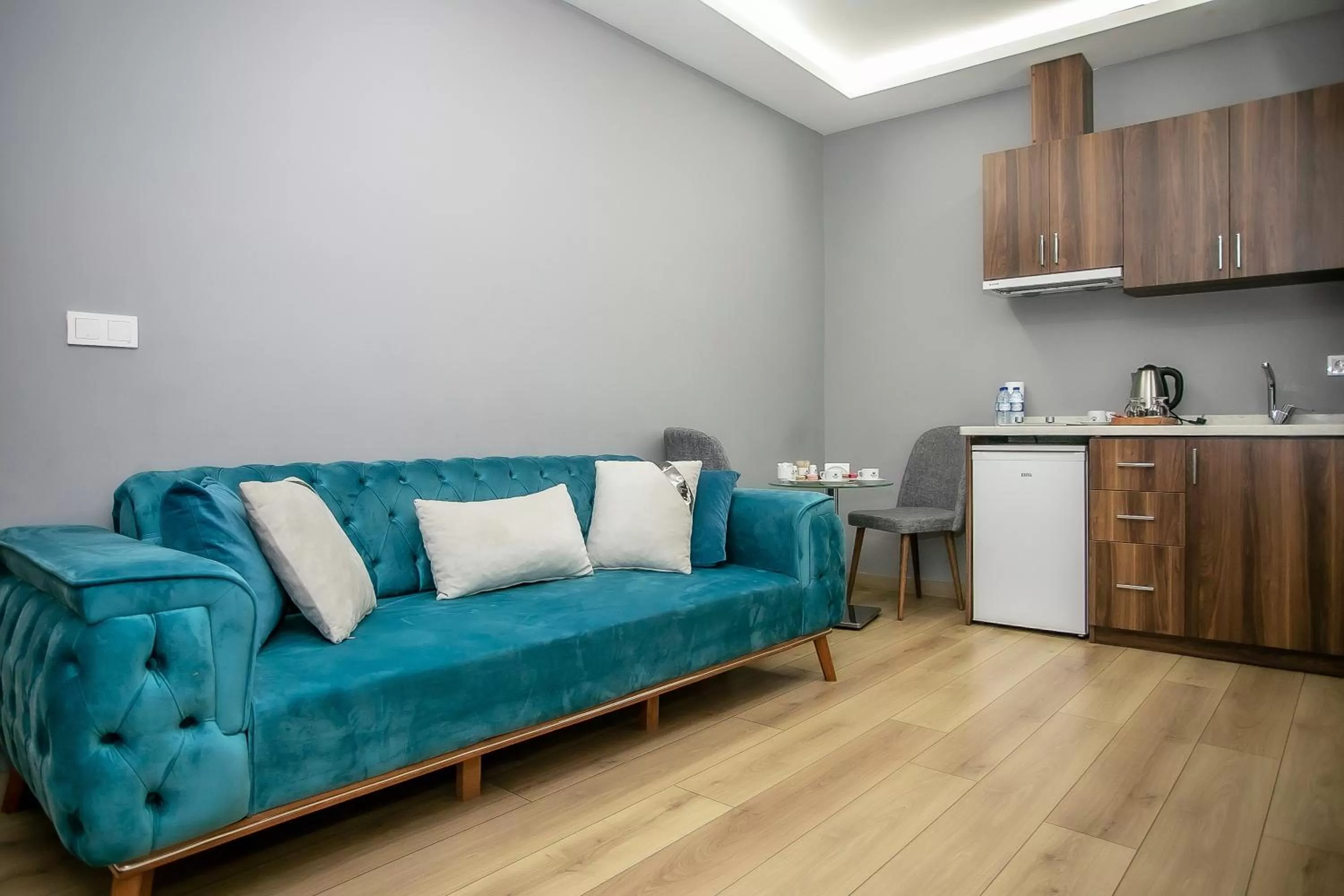 Kitchen or kitchenette, Seating Area in Beyzas Hotels & Suites