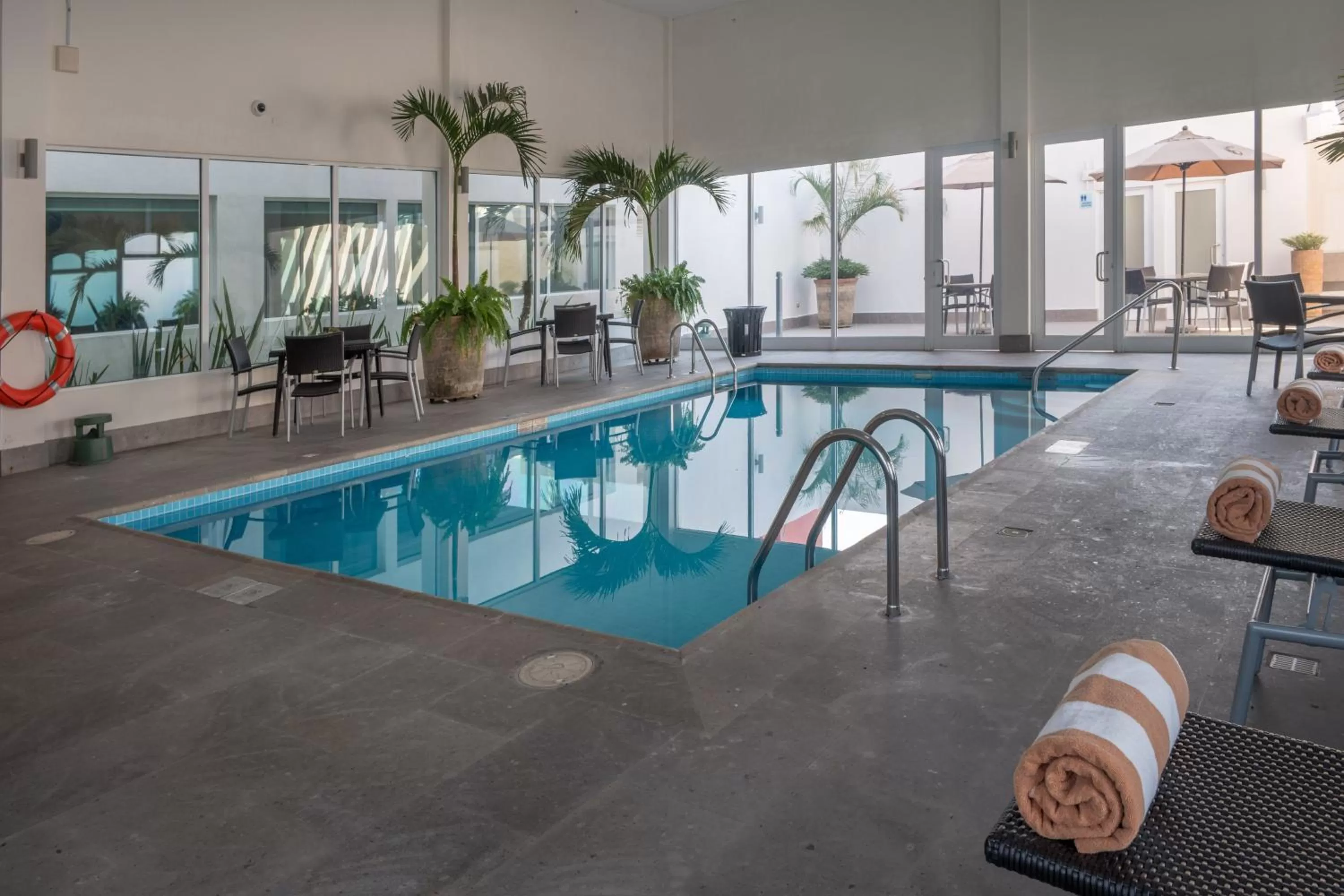 Swimming pool in Holiday Inn Express & Suites Silao Aeropuerto Terminal by IHG
