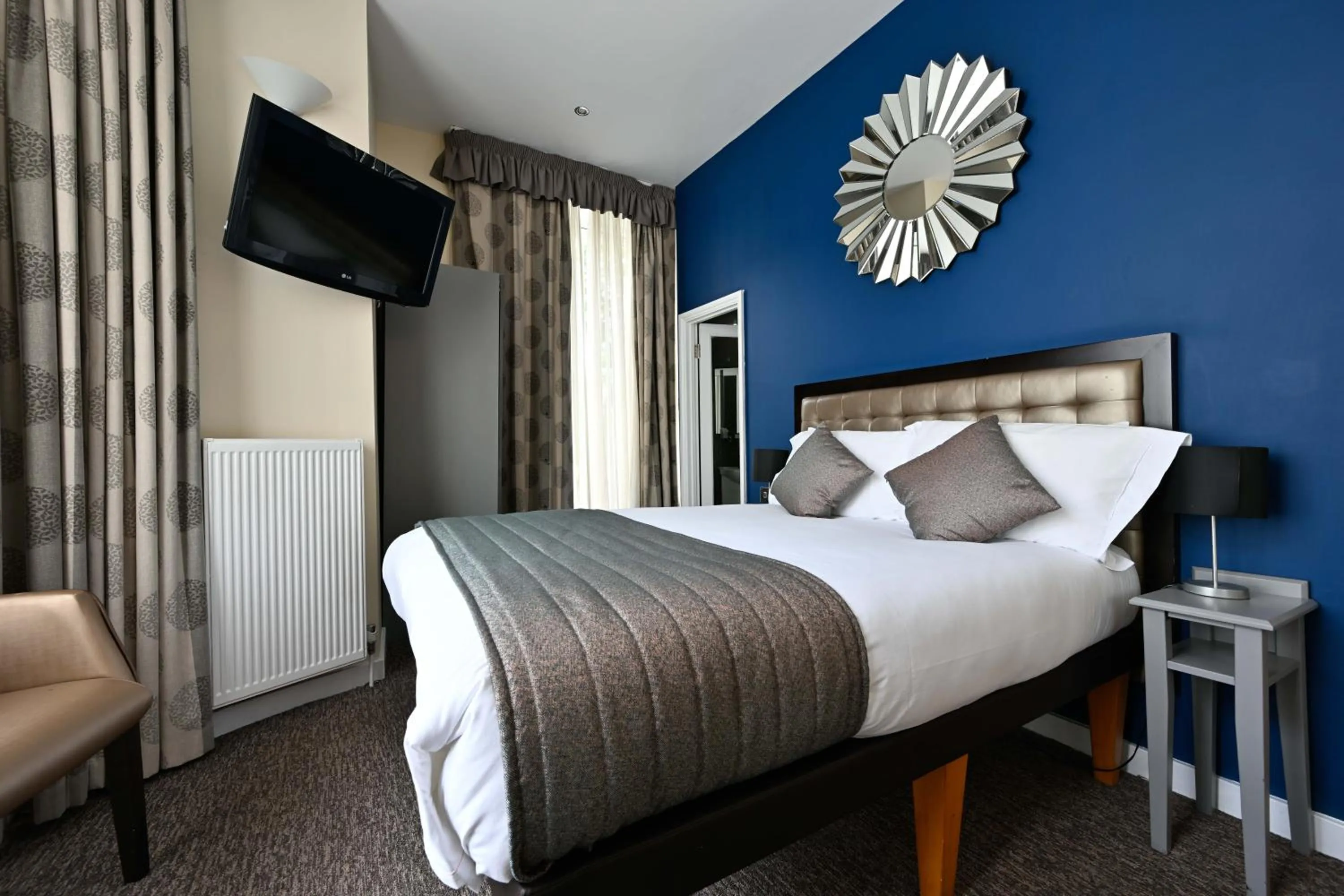 Bedroom, Bed in Duke Of Leinster Hotel