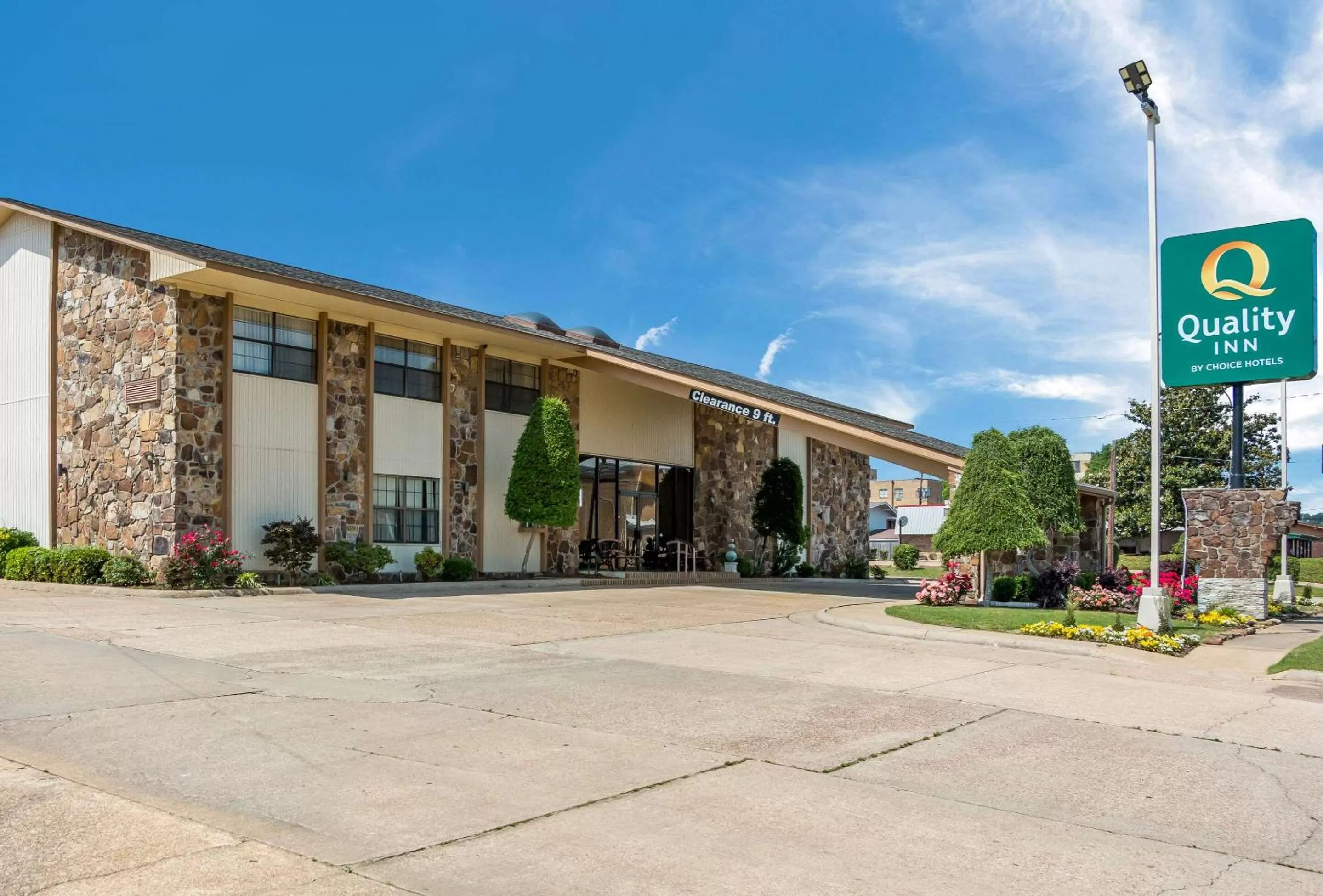 Property building in Quality Inn Magnolia