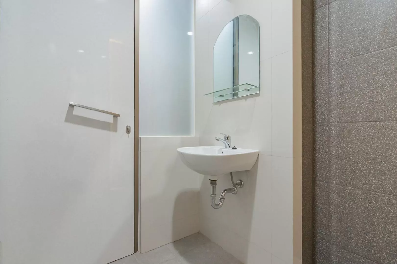 Bathroom in RedDoorz Plus @ Cirebon City Center