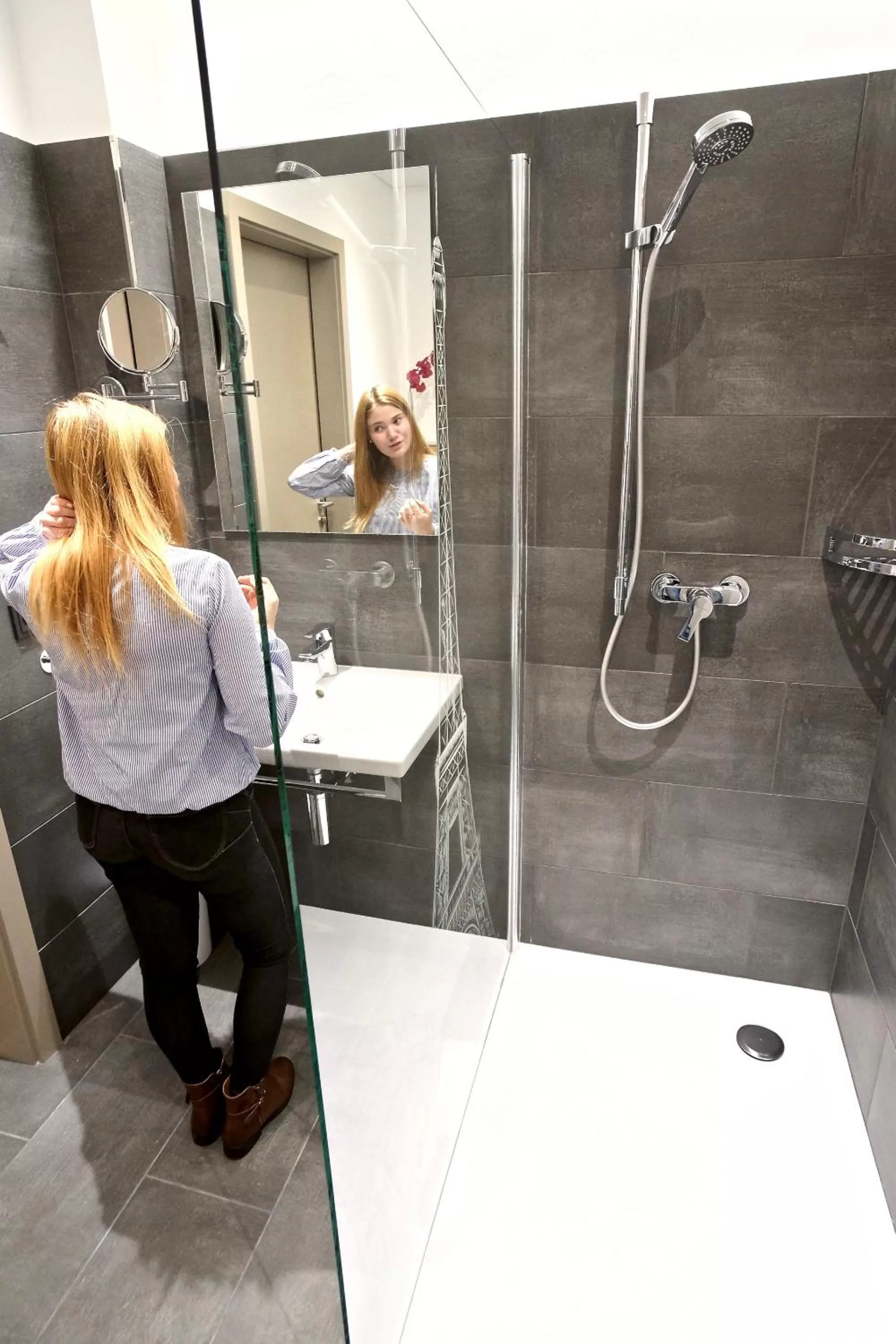 Shower in Bahnhof-Erzingen, hotel, coffee & more