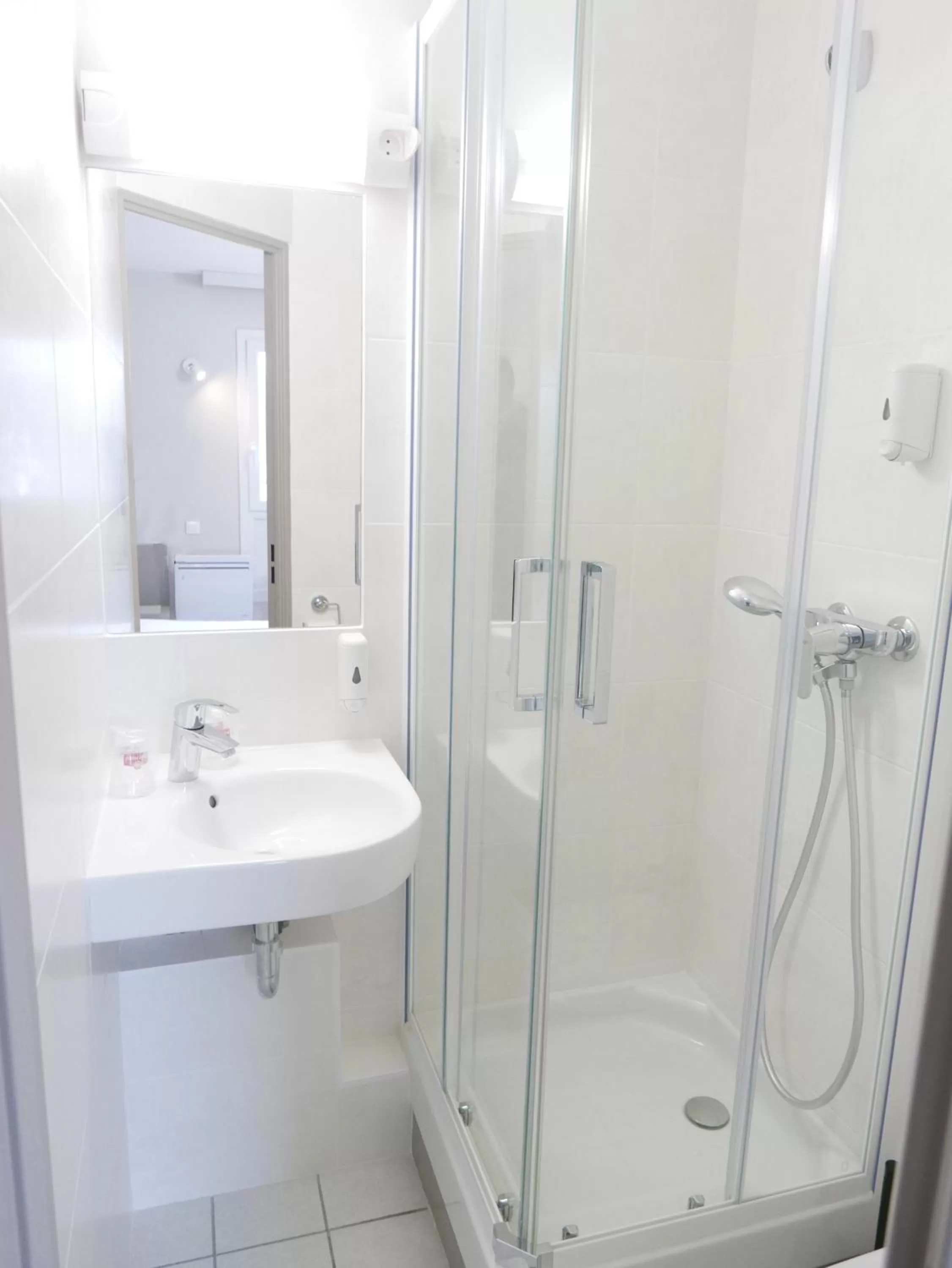 Bathroom in Brit Hotel Reims La Pompelle