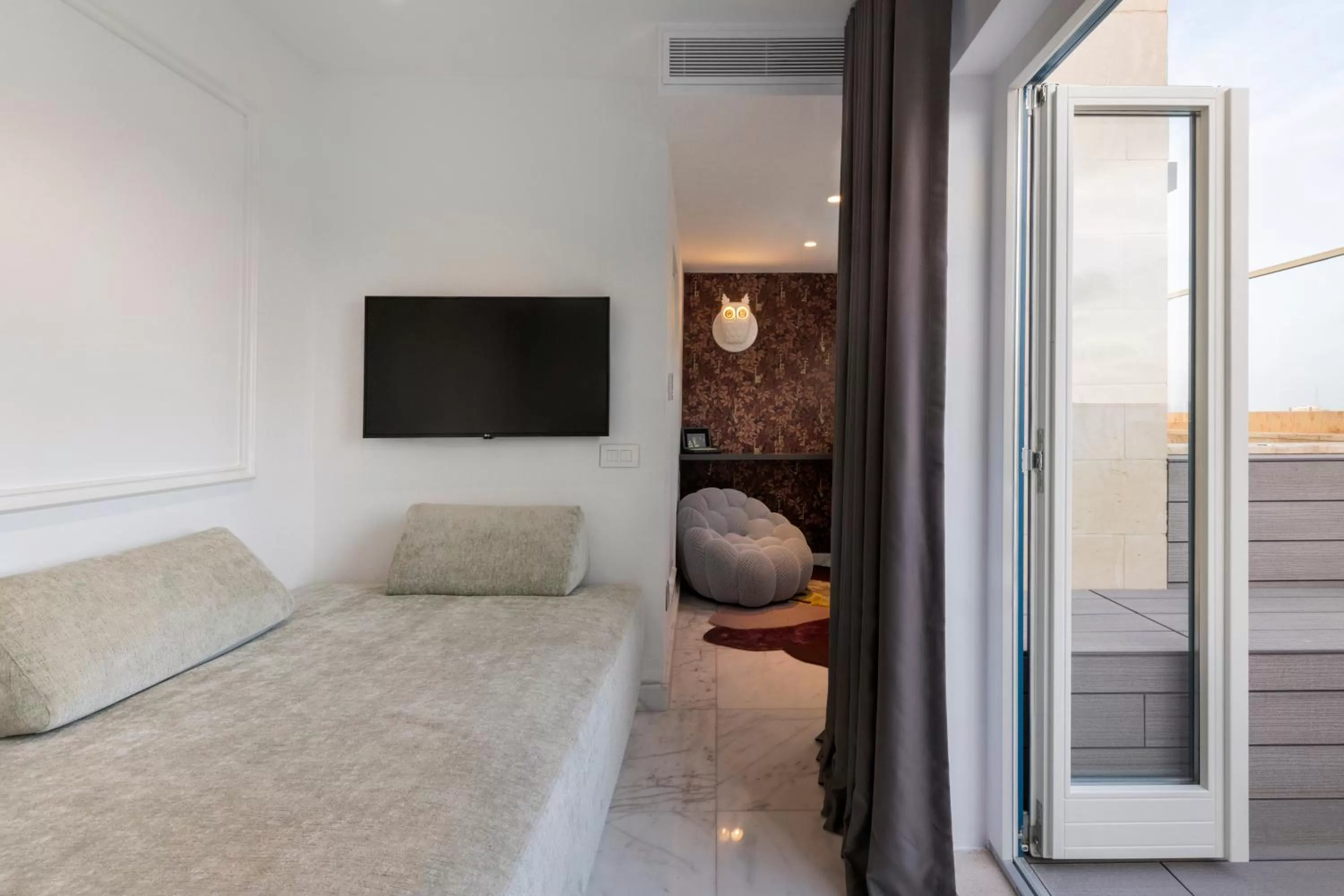 Seating area, Bed in Iniala Harbour House