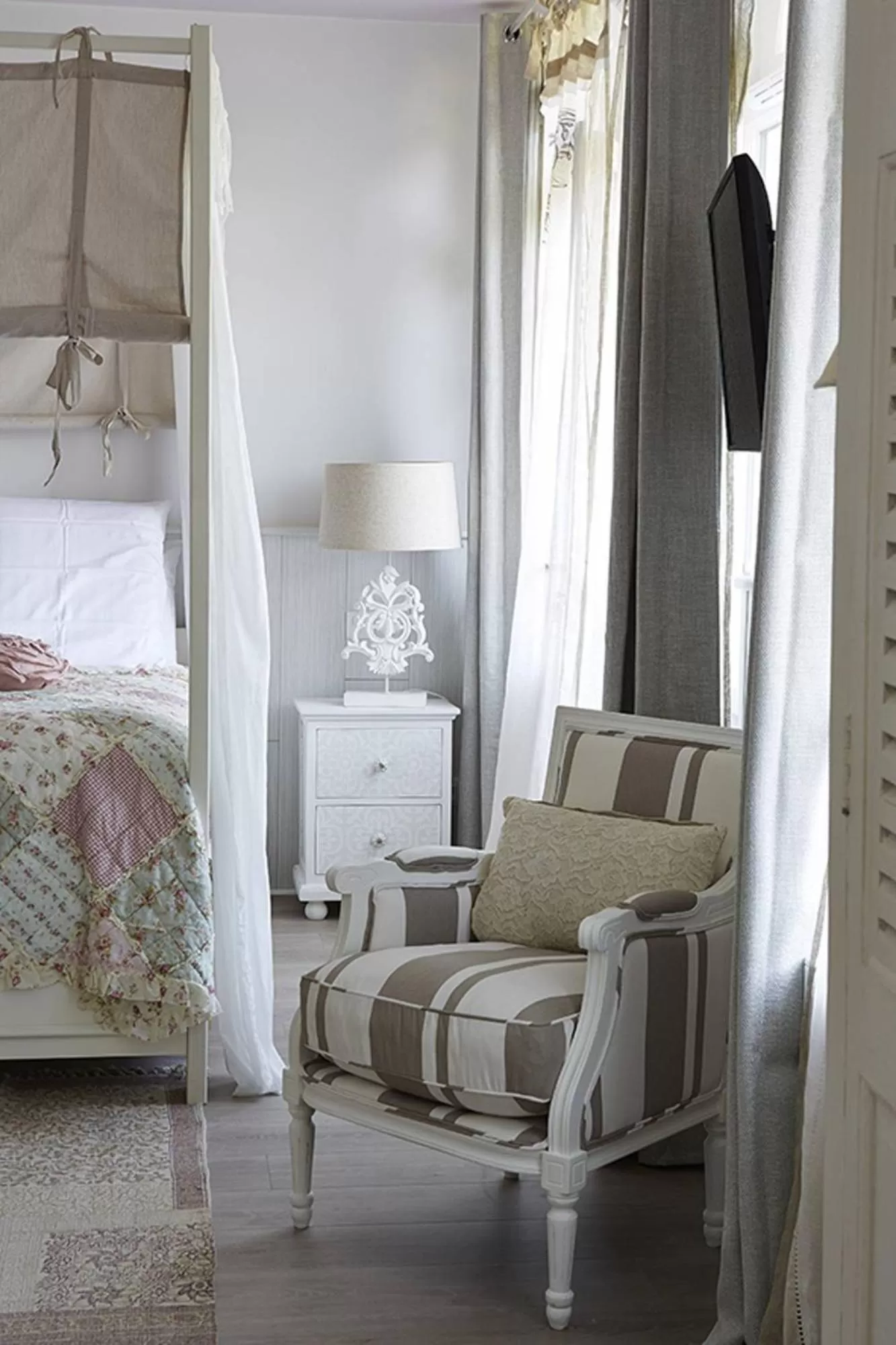 Seating area, Bed in The Originals Hôtel Le Cise Restaurant Chambres et Suites