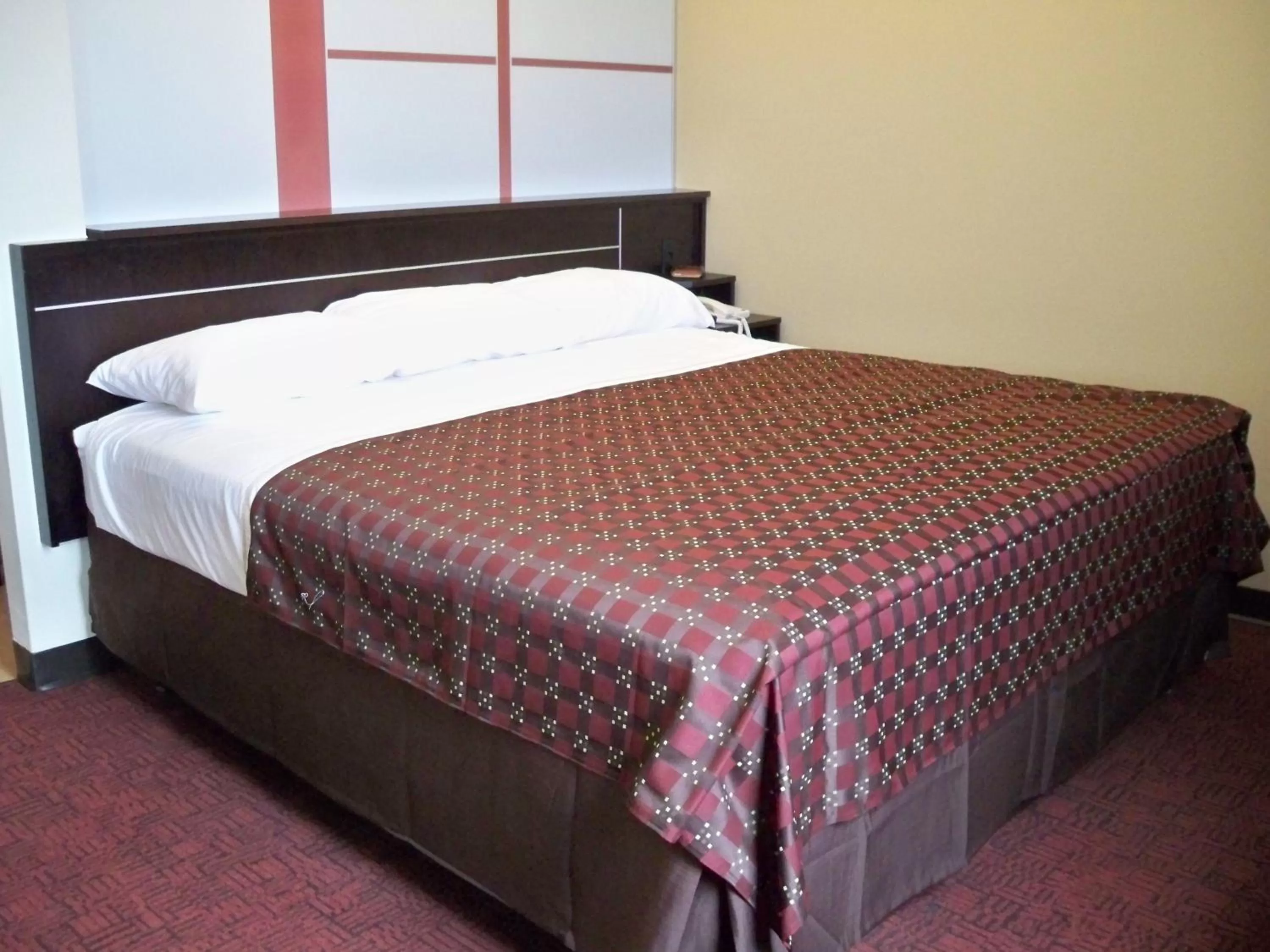 Photo of the whole room, Bed in Red Roof Inn & Suites Beaumont