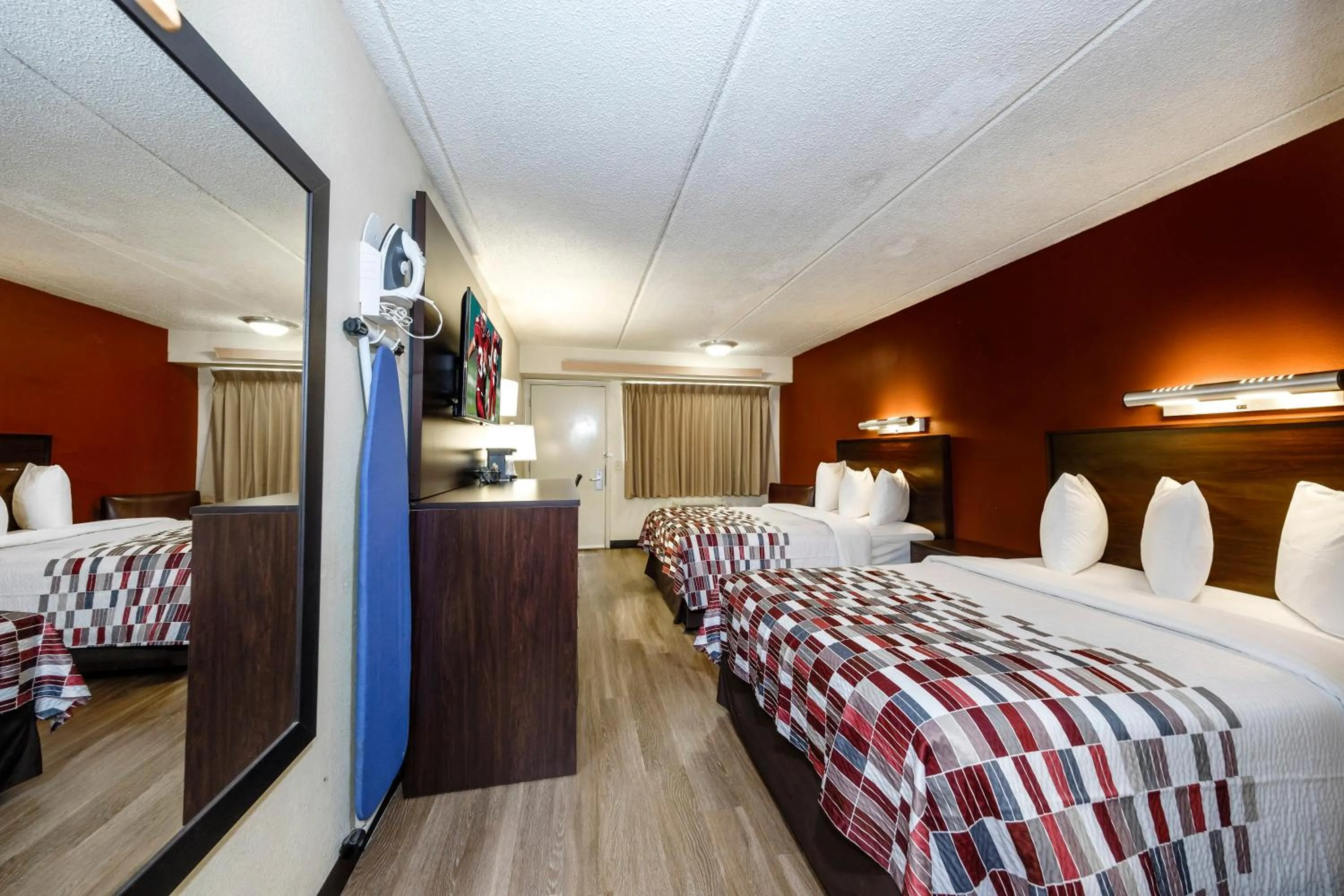 Photo of the whole room, Bed in Red Roof Inn Tampa - Brandon