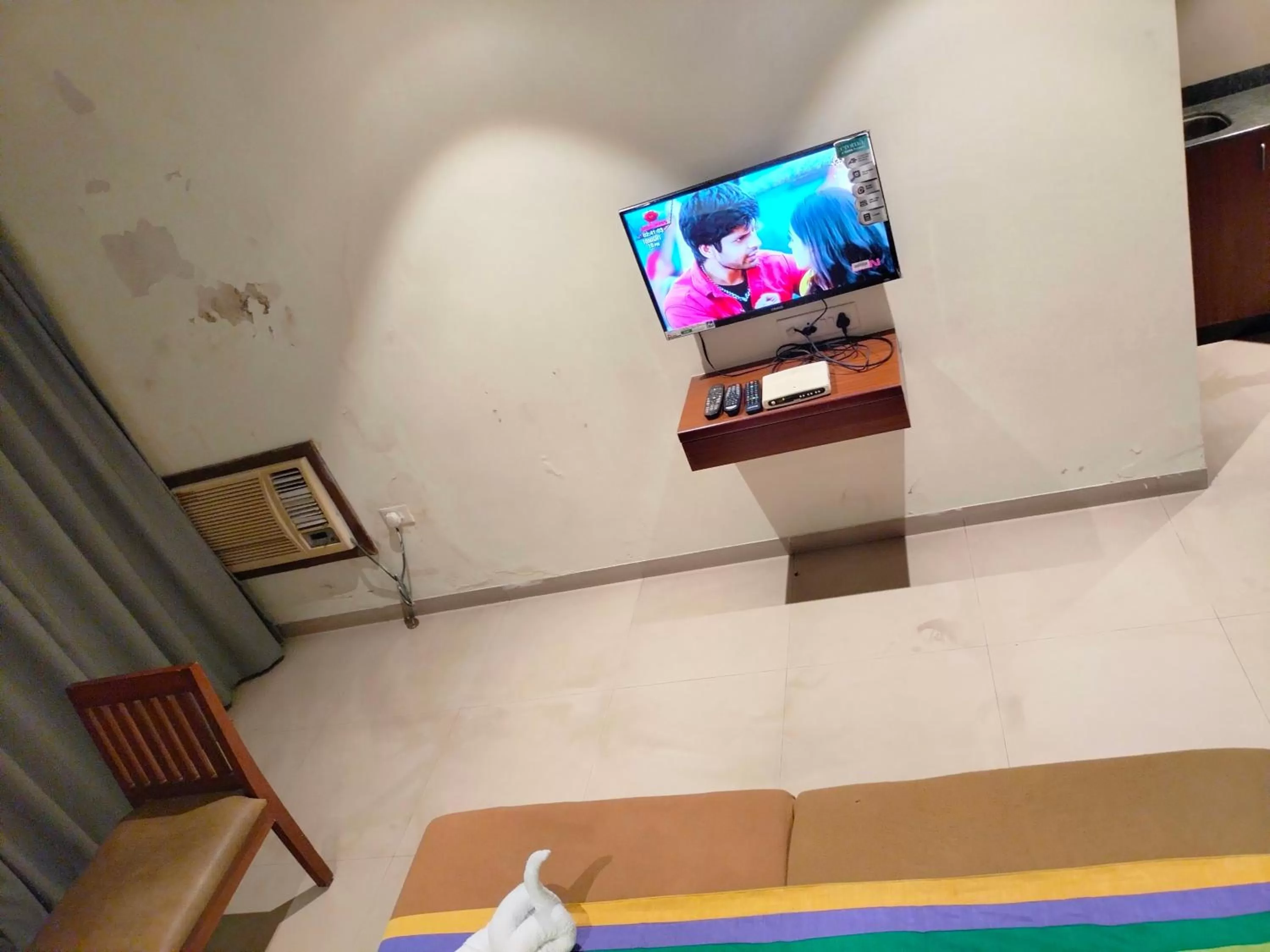 Communal lounge/ TV room in Hotel Sumanchandra Suites