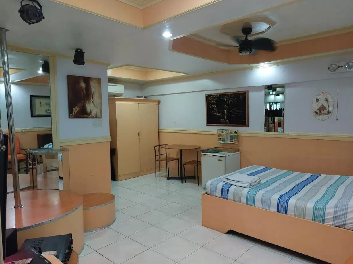 Bed in Kokomos Hotel and Restaurant