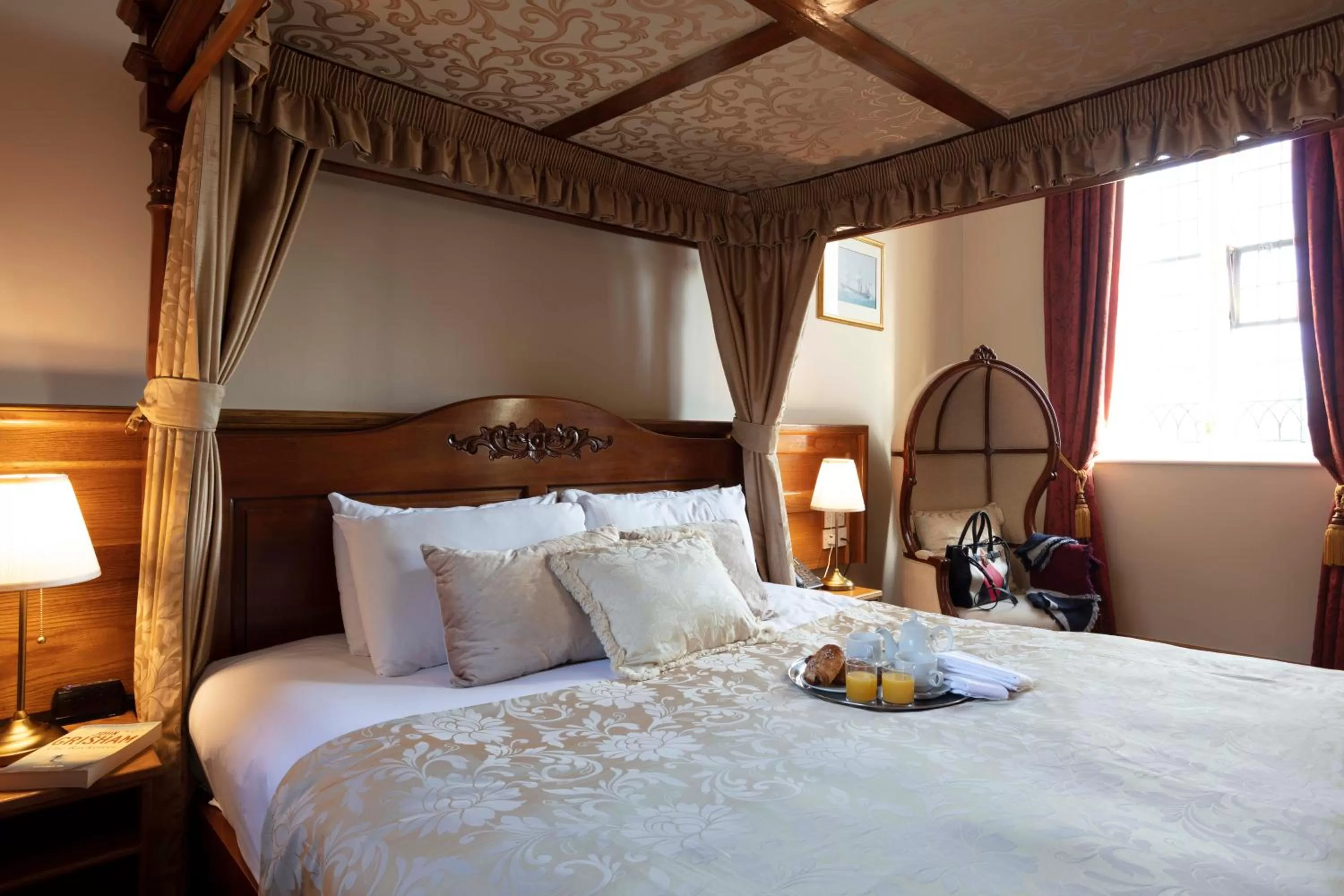 Bed in Scholars Townhouse Hotel