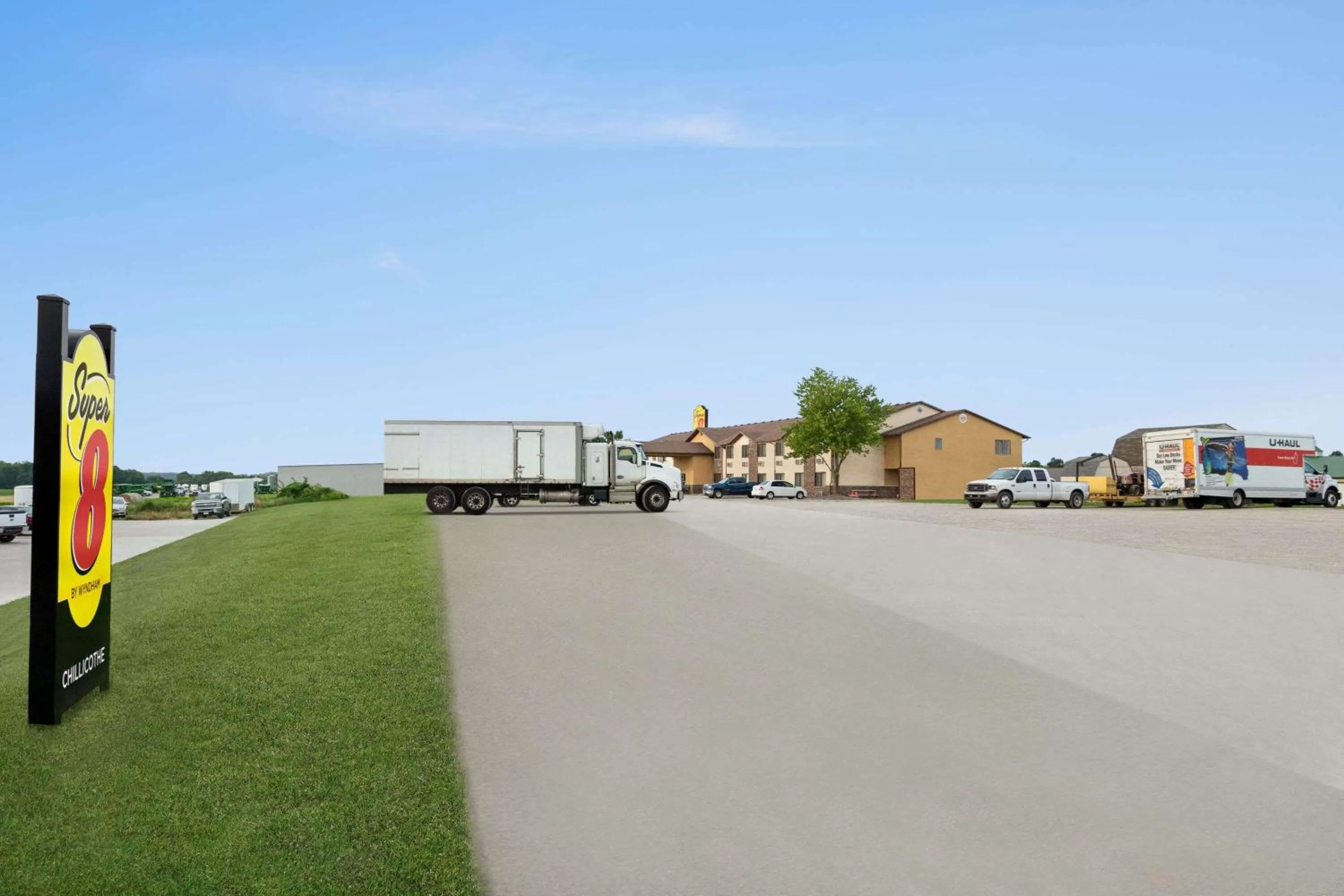 Property building in Super 8 by Wyndham Chillicothe