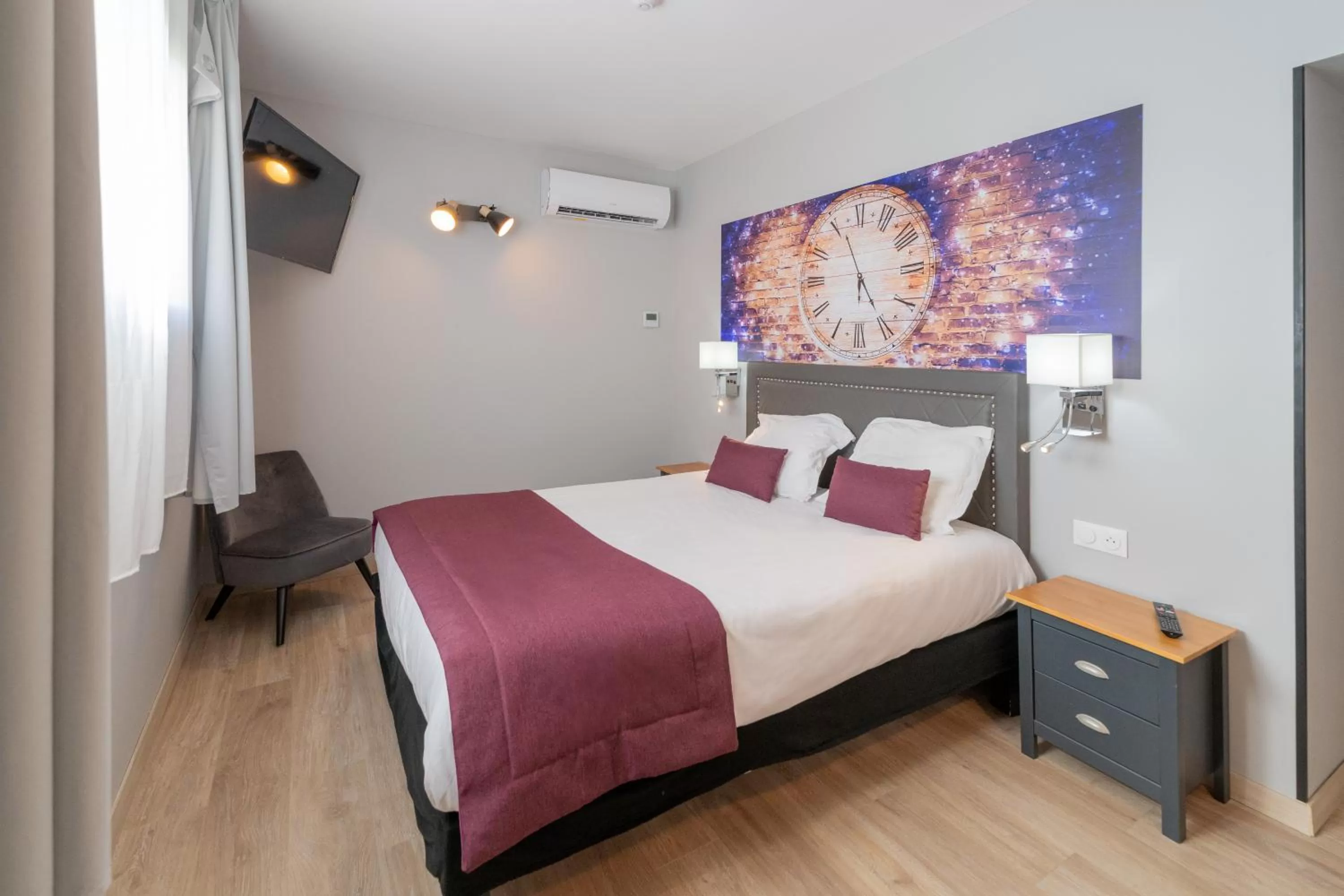 Photo of the whole room, Bed in L'Horloge Gourmande