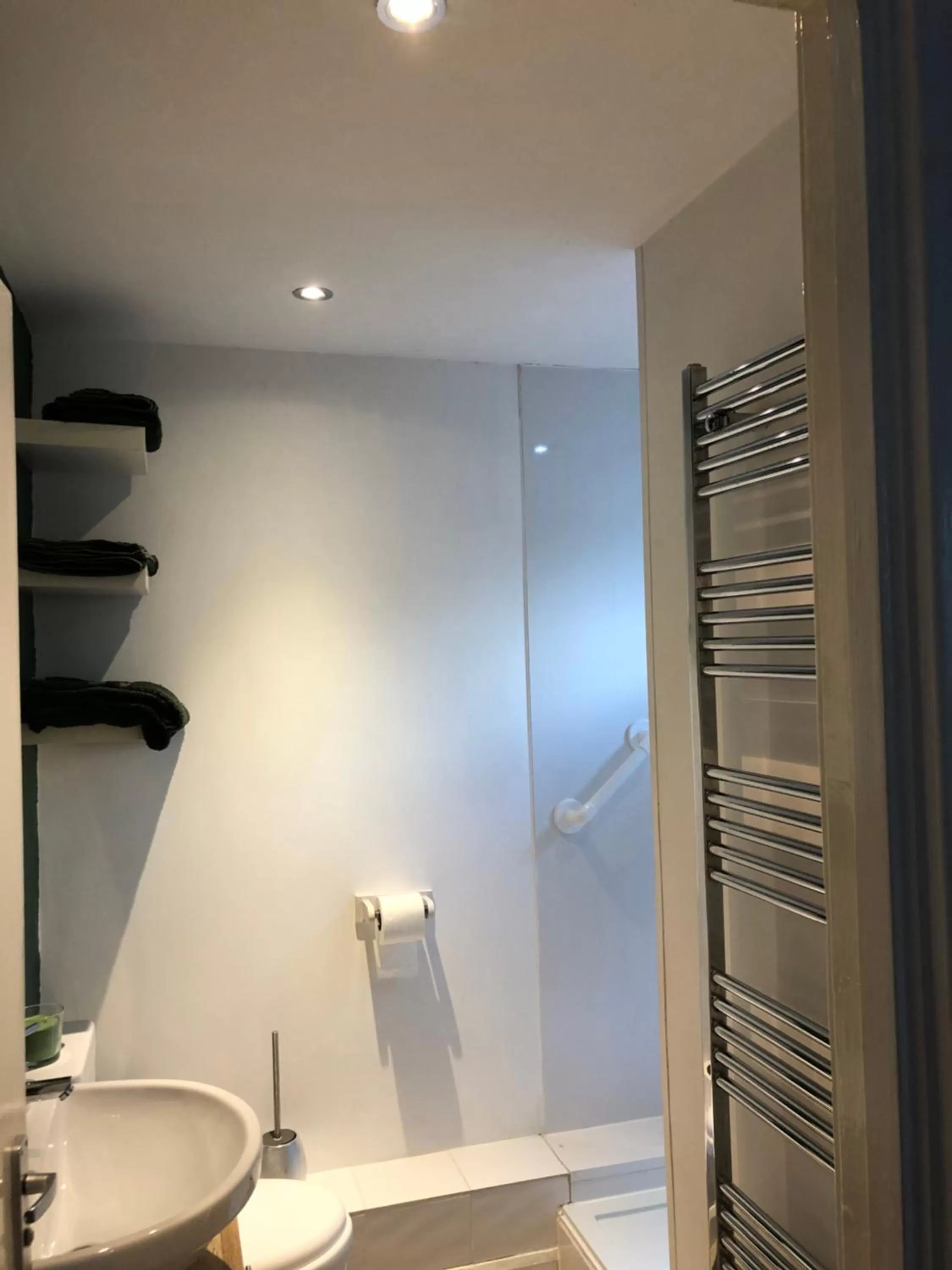 Bathroom in Home from home, close to Redditch hospital & transport links