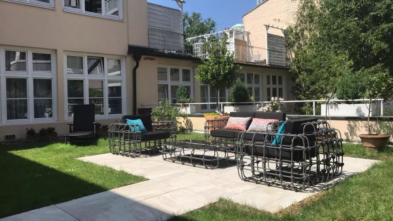 Patio, Property Building in Carlstadt Suites Düsseldorf