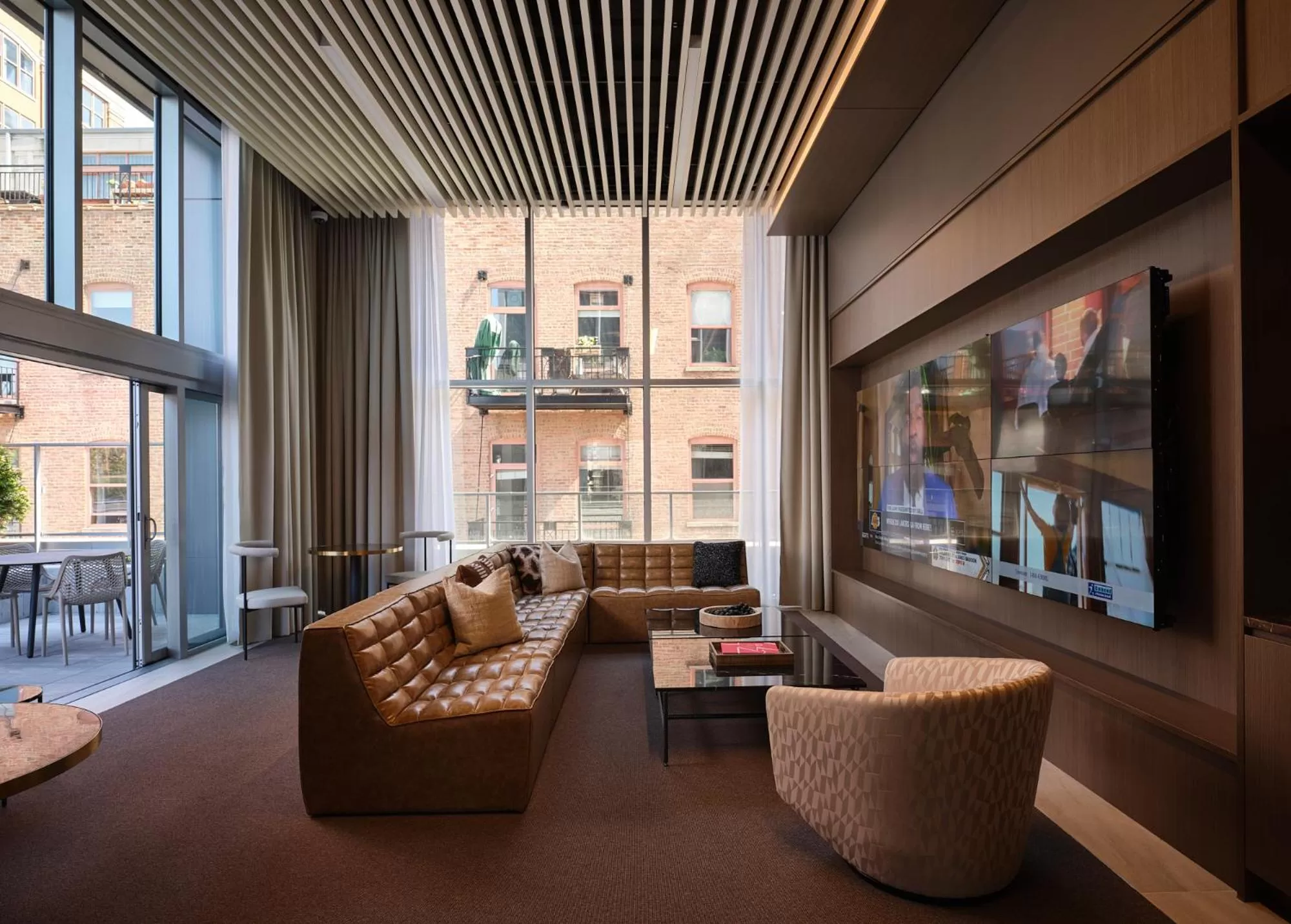 Communal lounge/ TV room in Level Chicago - River North