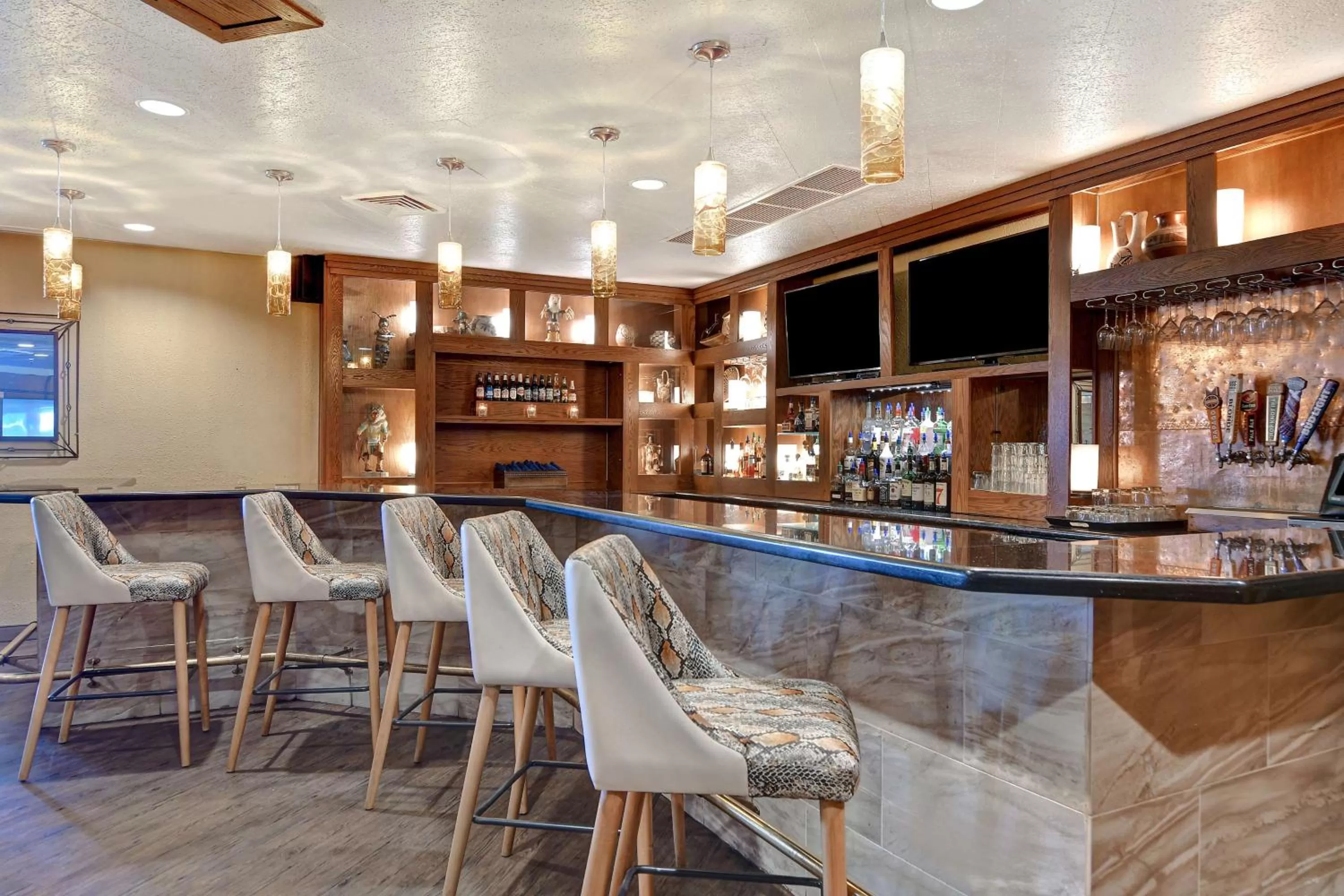 Lounge or bar in DoubleTree by Hilton Phoenix- Tempe