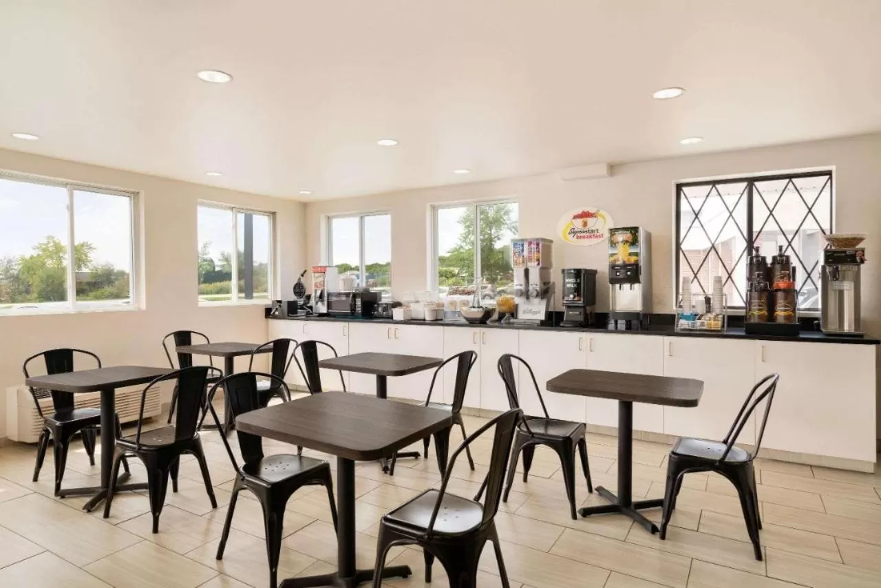 Lobby or reception in Super 8 by Wyndham Portland/Westbrook Area