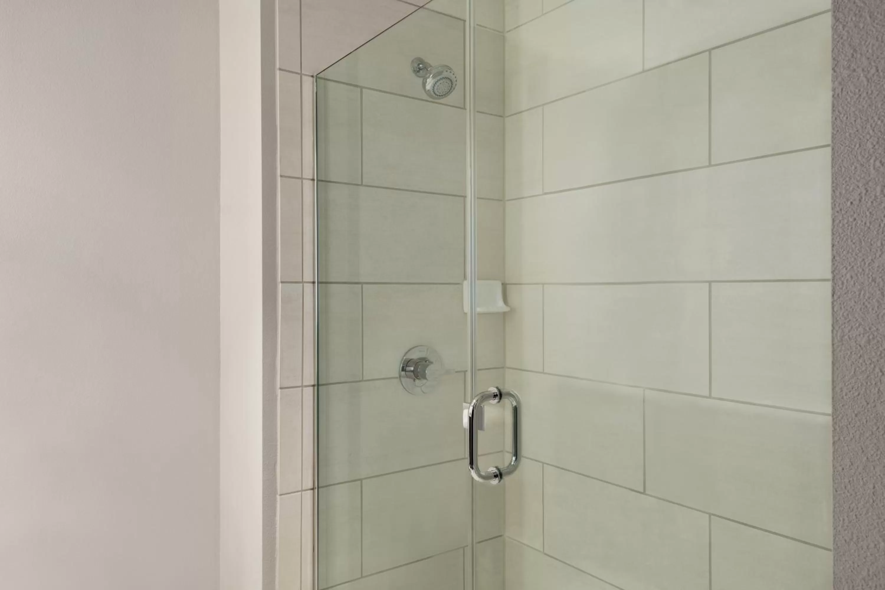 Bathroom in La Quinta Inn & Suites by Wyndham Orlando I-Drive Theme Parks