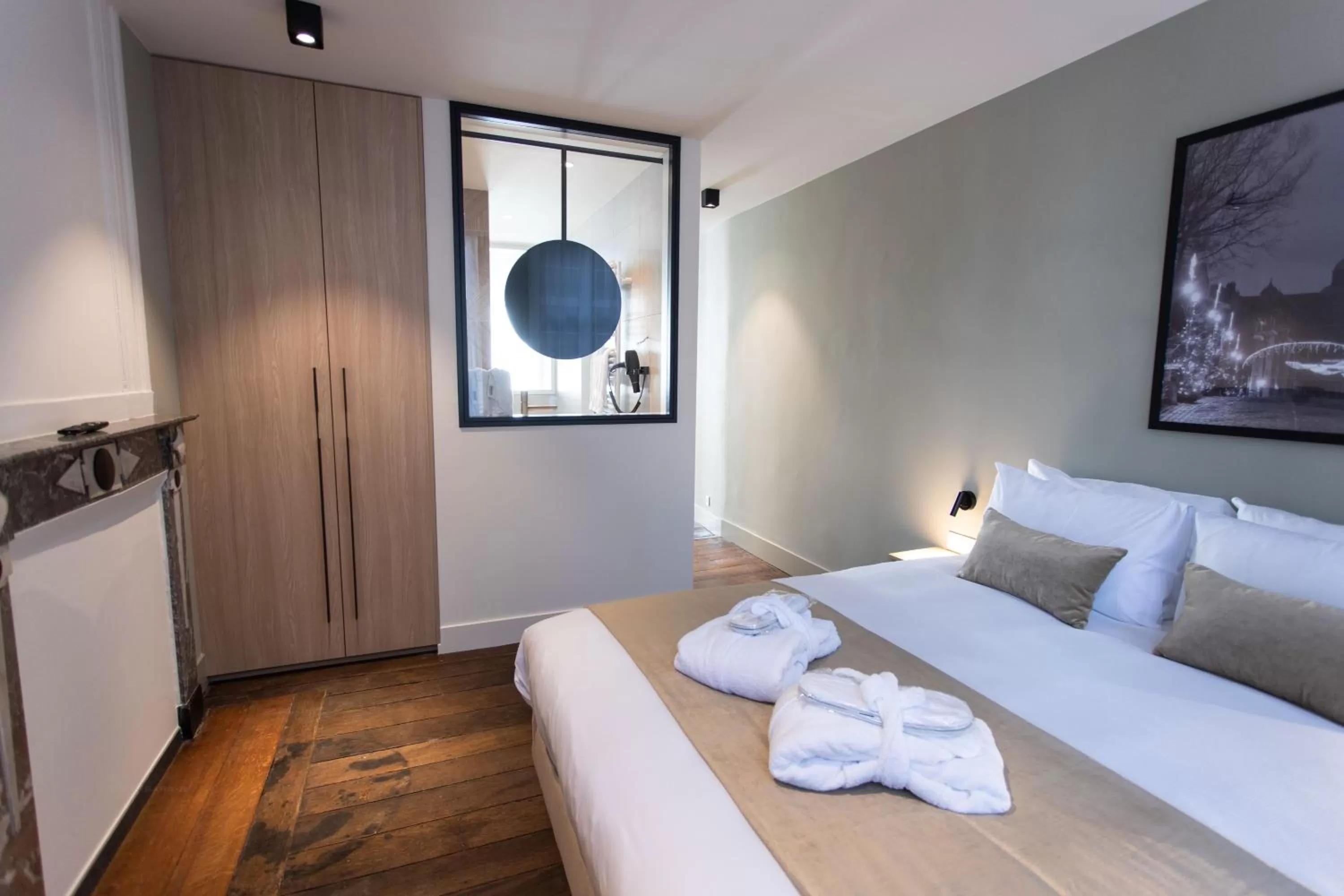 Bedroom, Bed in Petit-Roannay