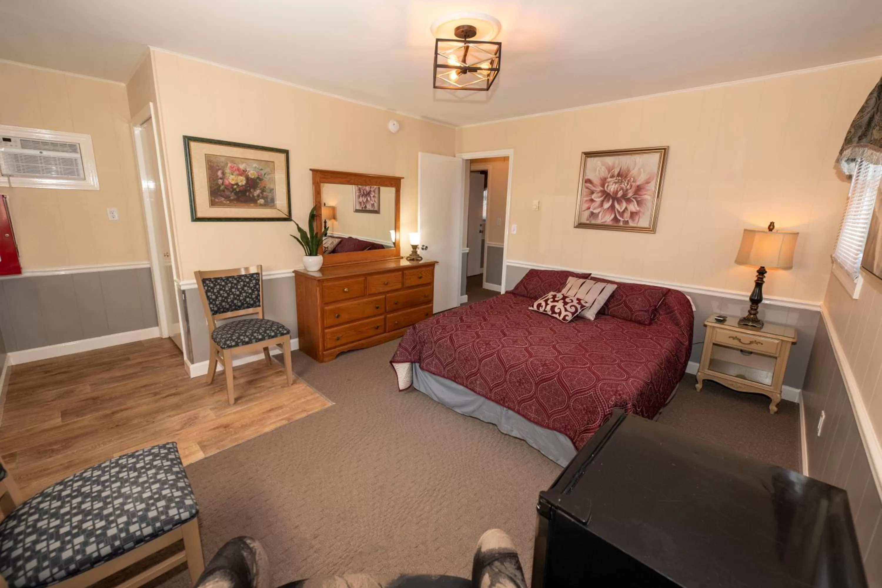 Photo of the whole room, Bed in Simmons Motel and Suites