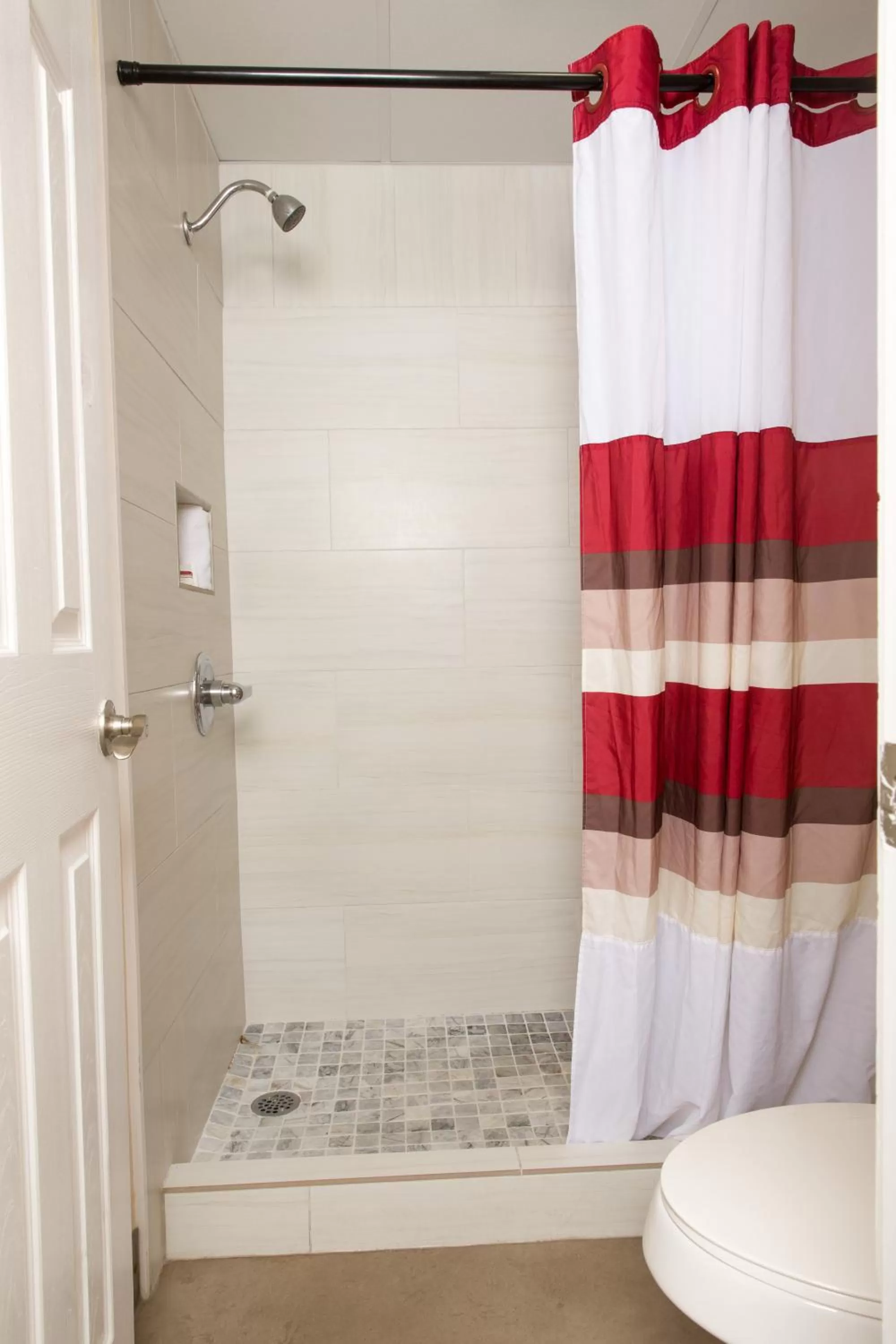 Bathroom in Red Roof Inn & Suites Pigeon Forge Parkway