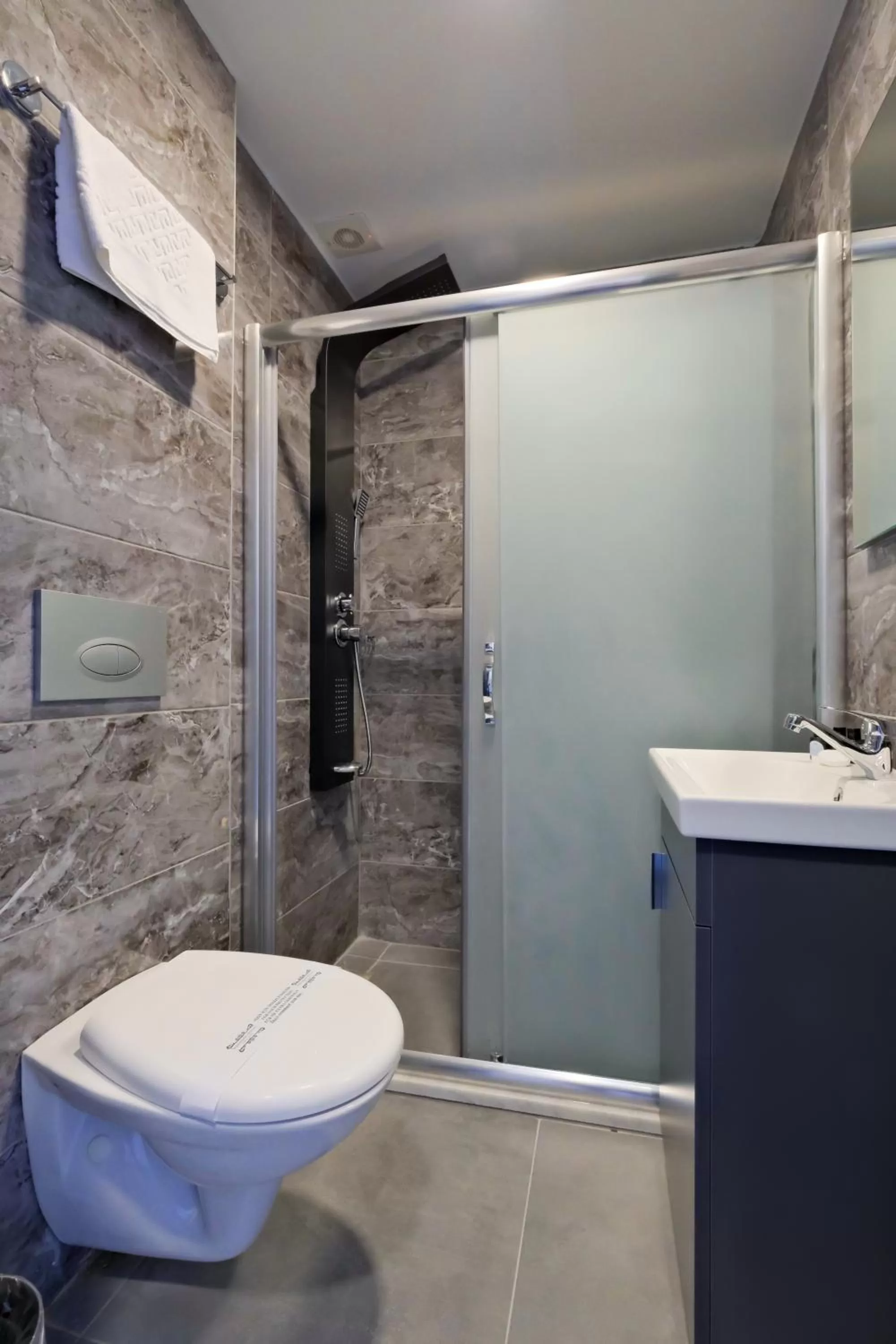 Shower in The Queen Hotel