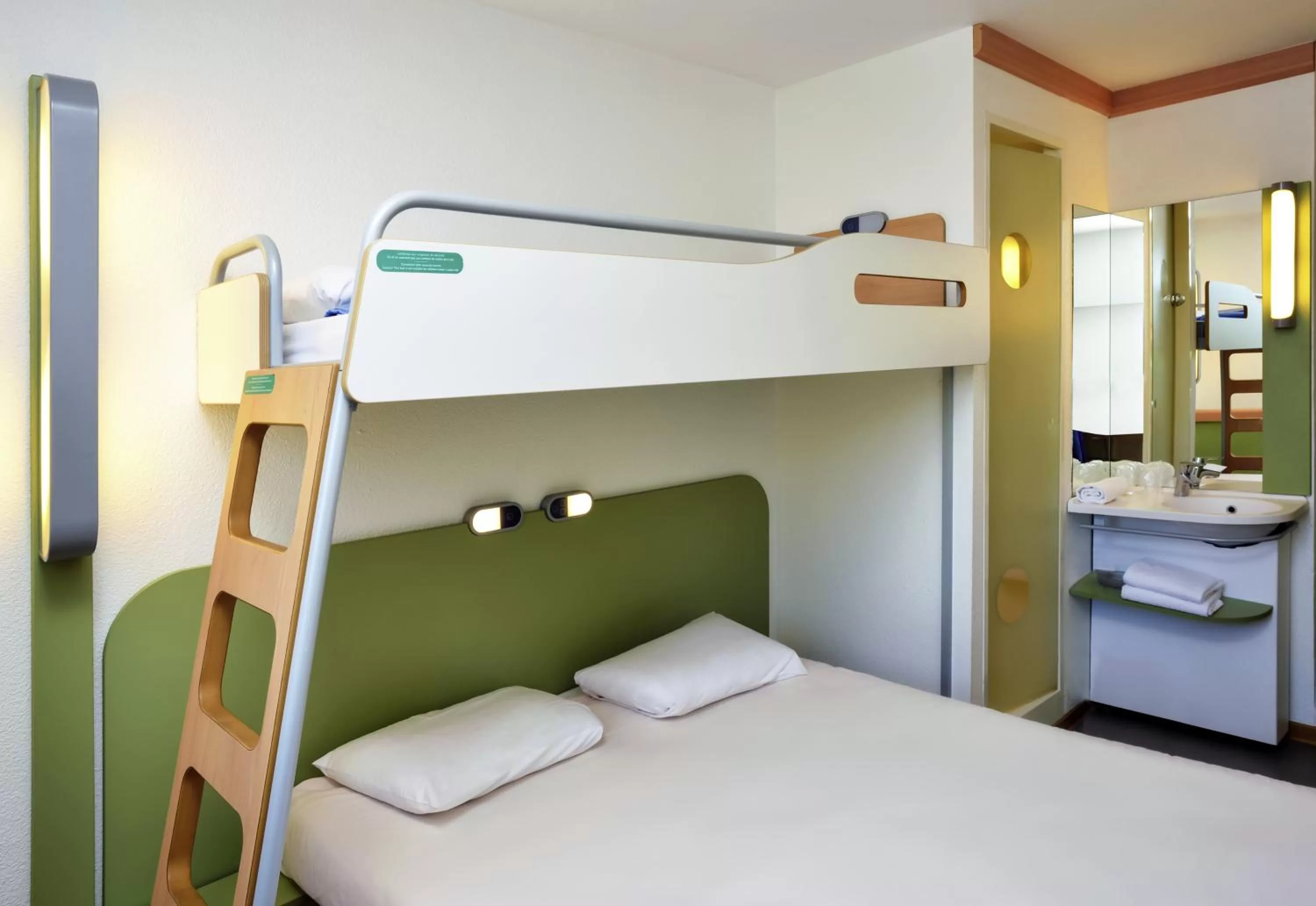 Bedroom, Bed in ibis budget Antwerpen Centraal Station