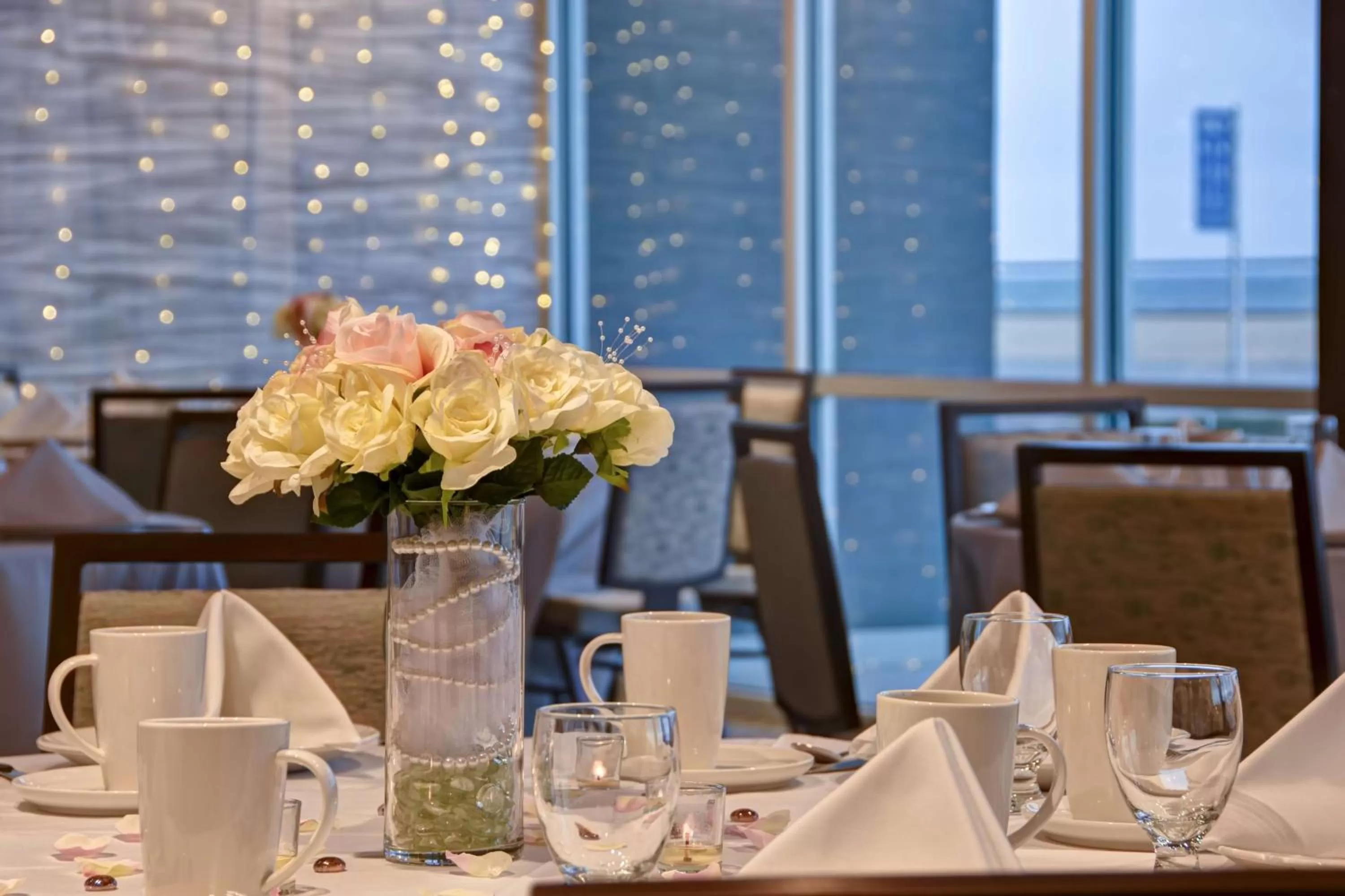 Dining area in DoubleTree by Hilton Oceanfront Virginia Beach