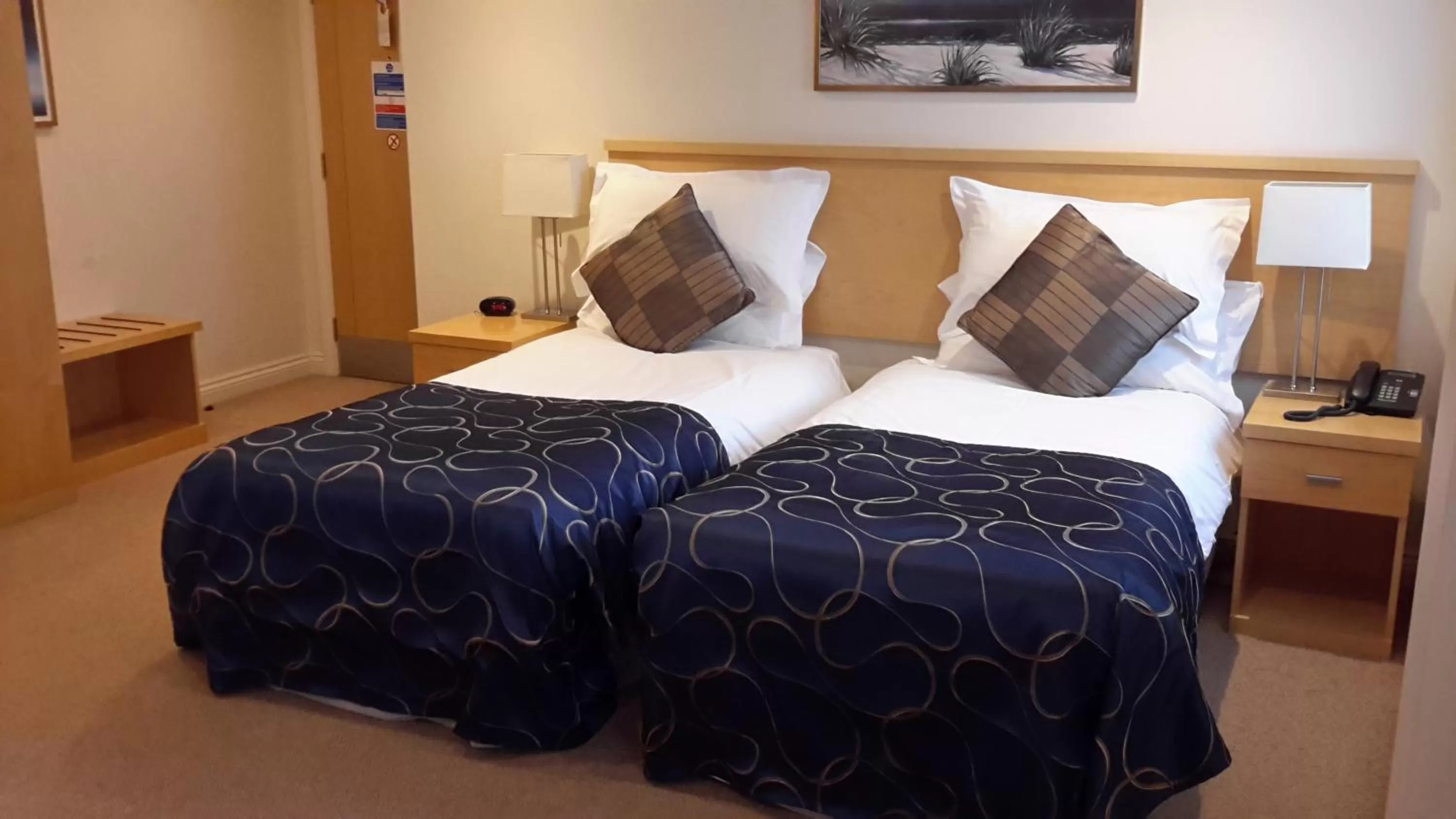 Photo of the whole room, Bed in Springfields