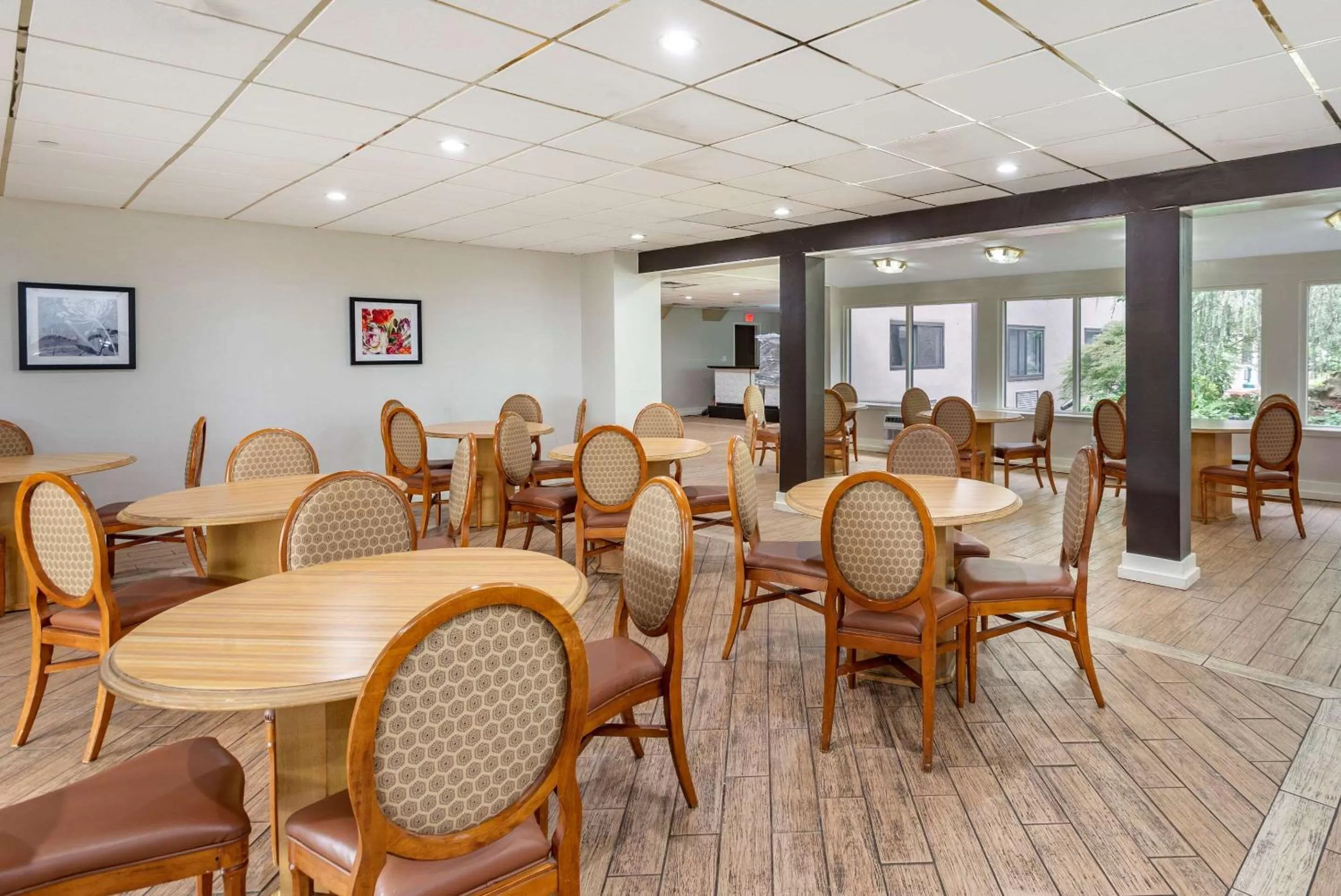 Restaurant/places to eat in Somerset Lofts