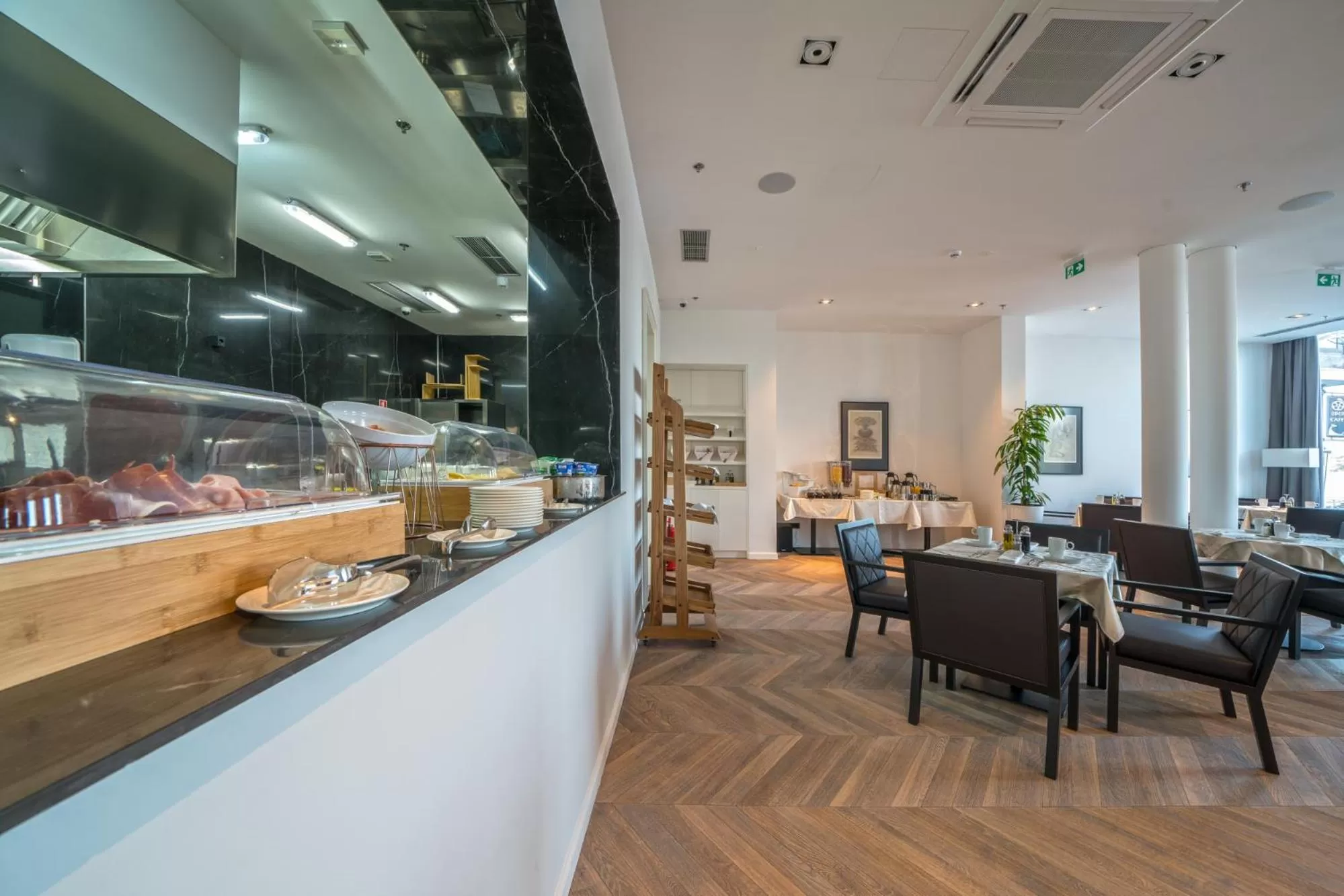 Dining area in Bellevue Superior City Hotel