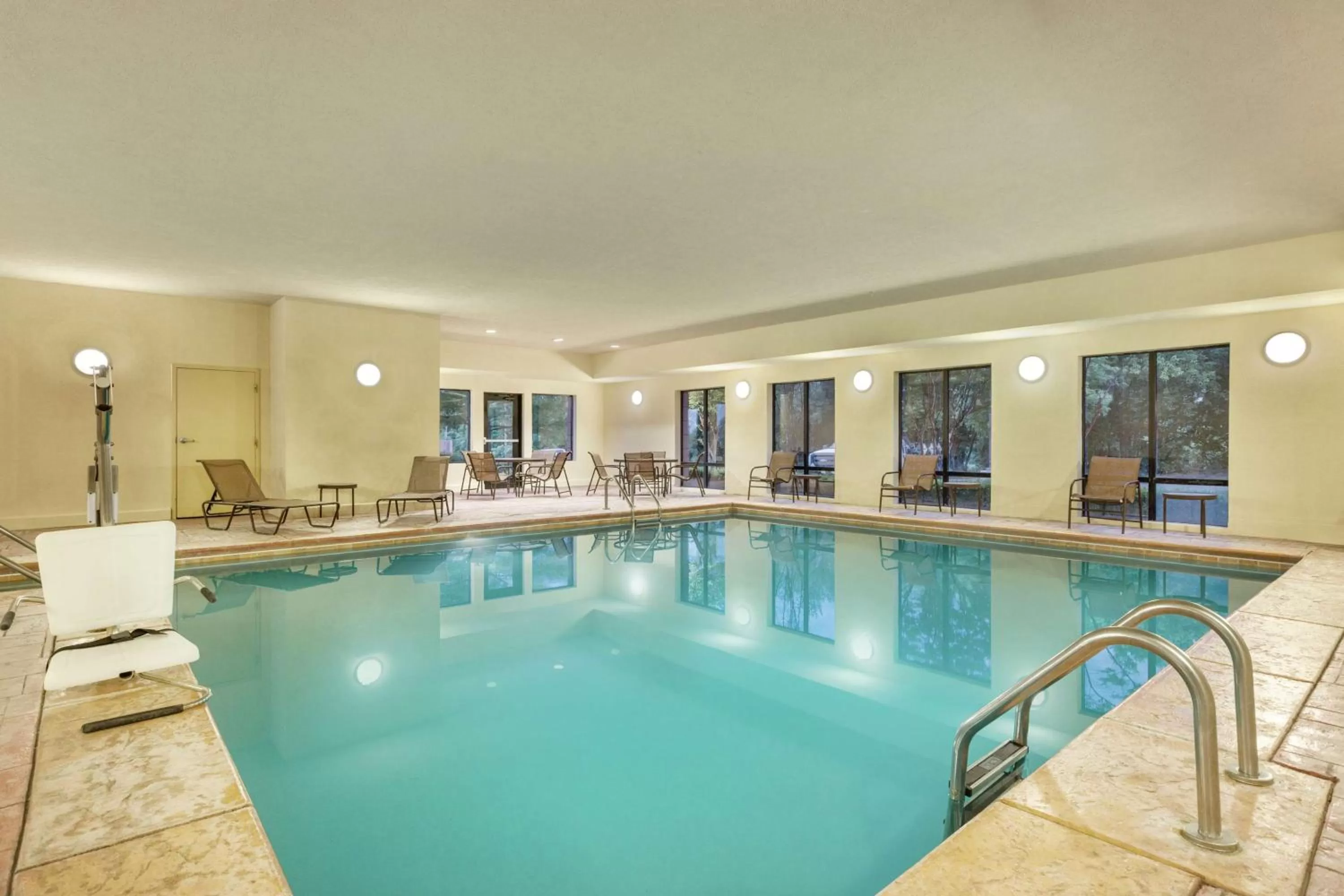 Swimming pool in Hampton Inn Duncan