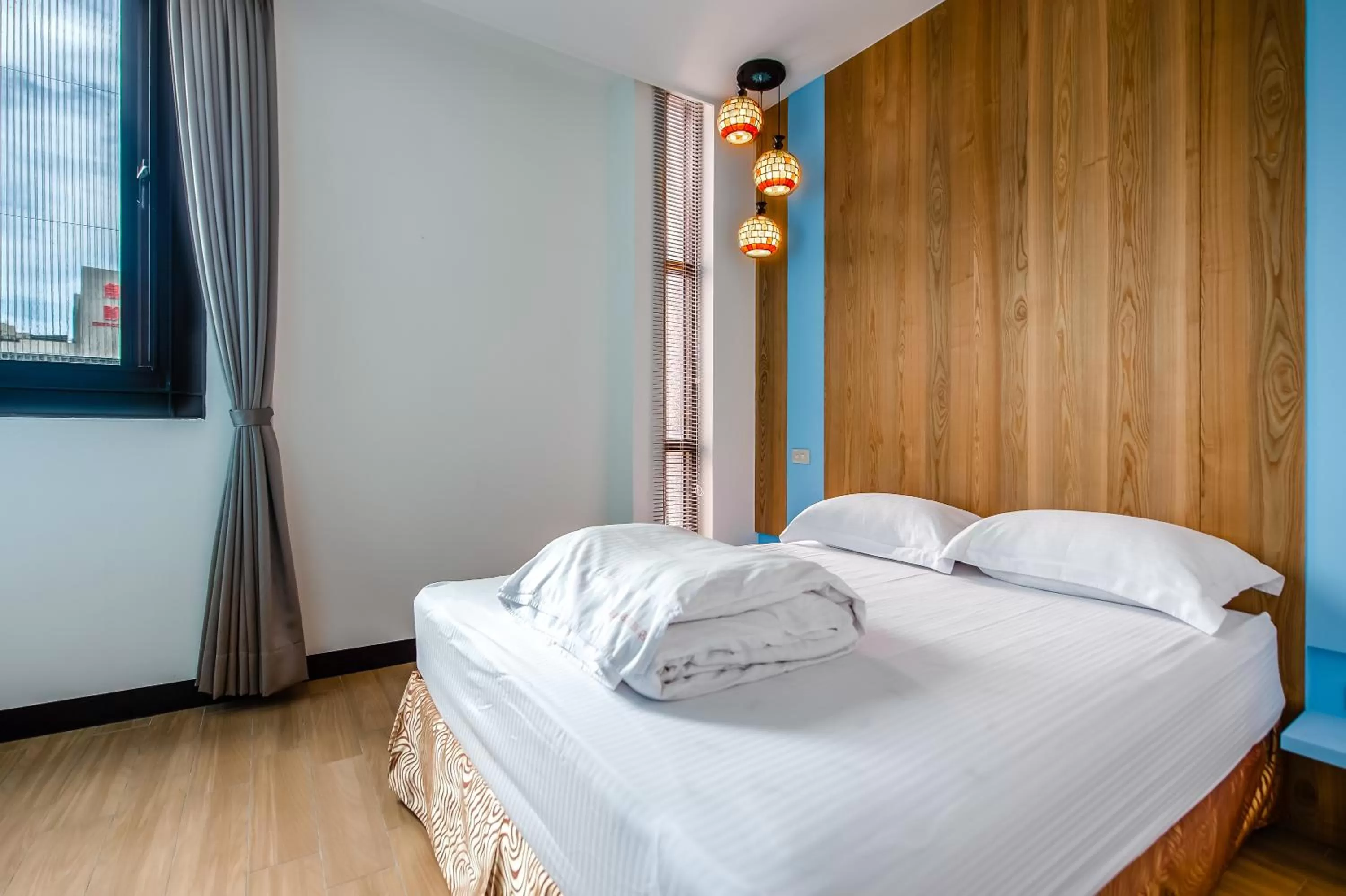 Photo of the whole room, Bed in lightness Station Inn