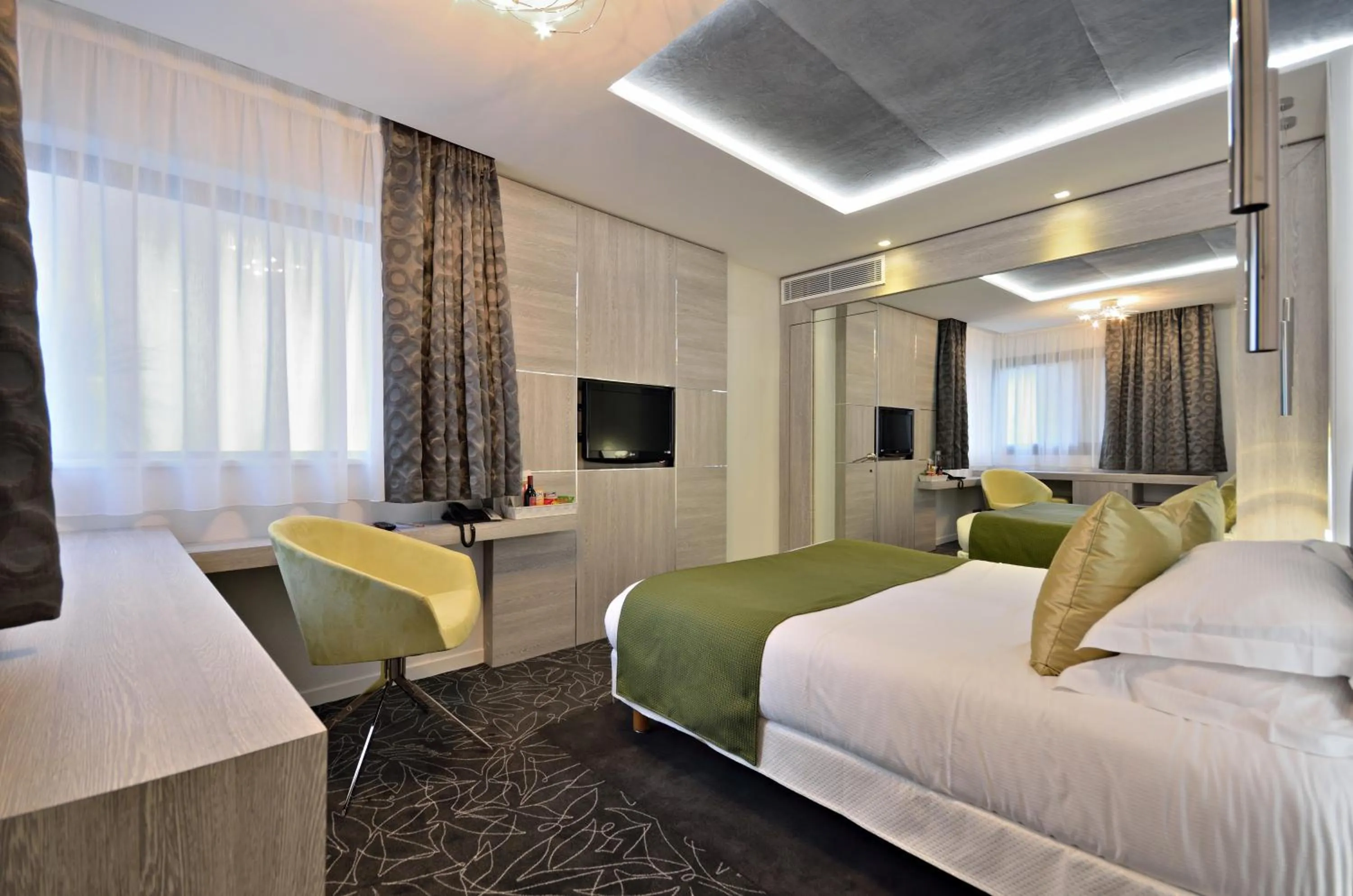 Photo of the whole room, Bed in Cézanne Hôtel