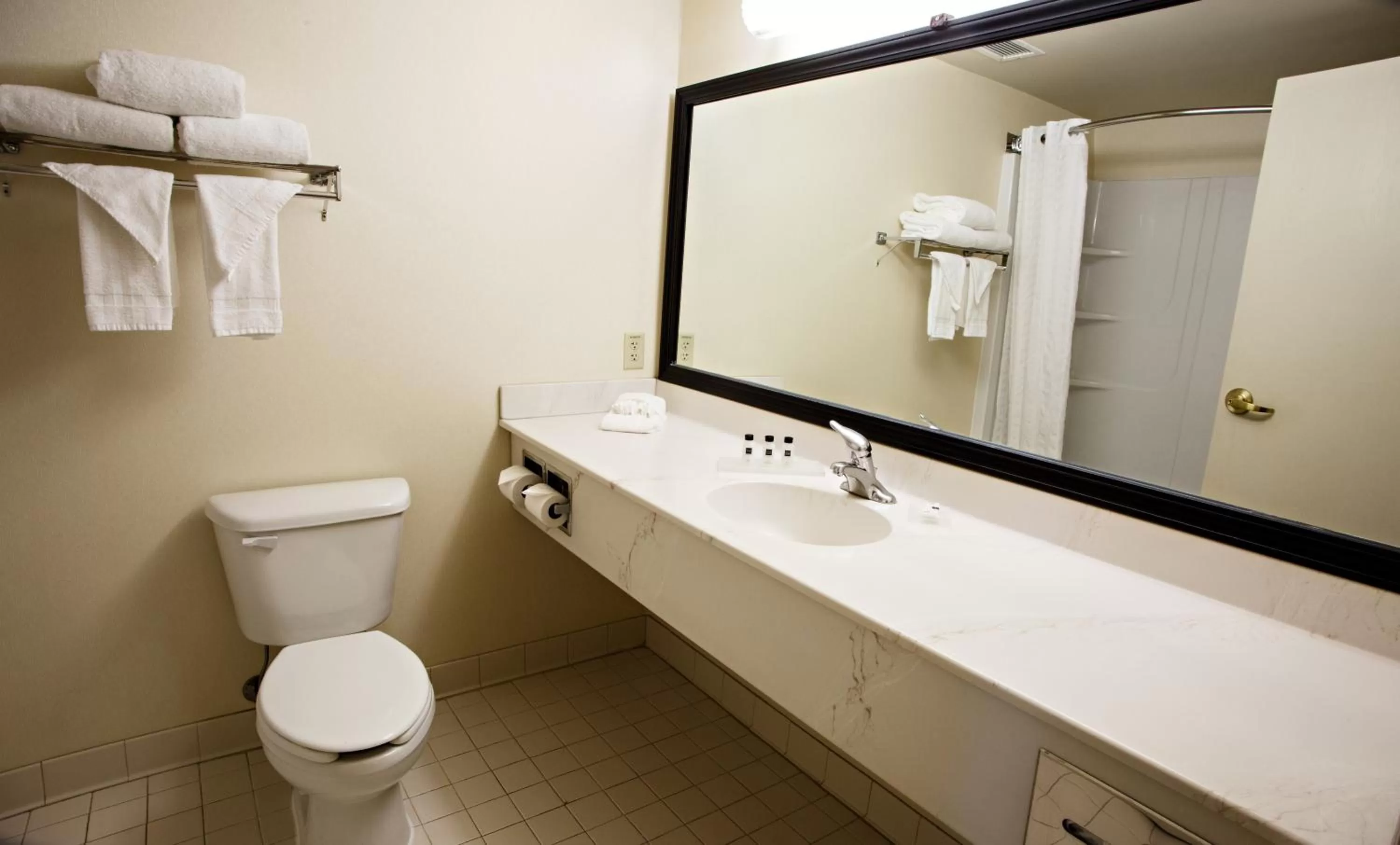 Bathroom in Country Inn & Suites by Radisson, Harrisburg West Mechanicsburg