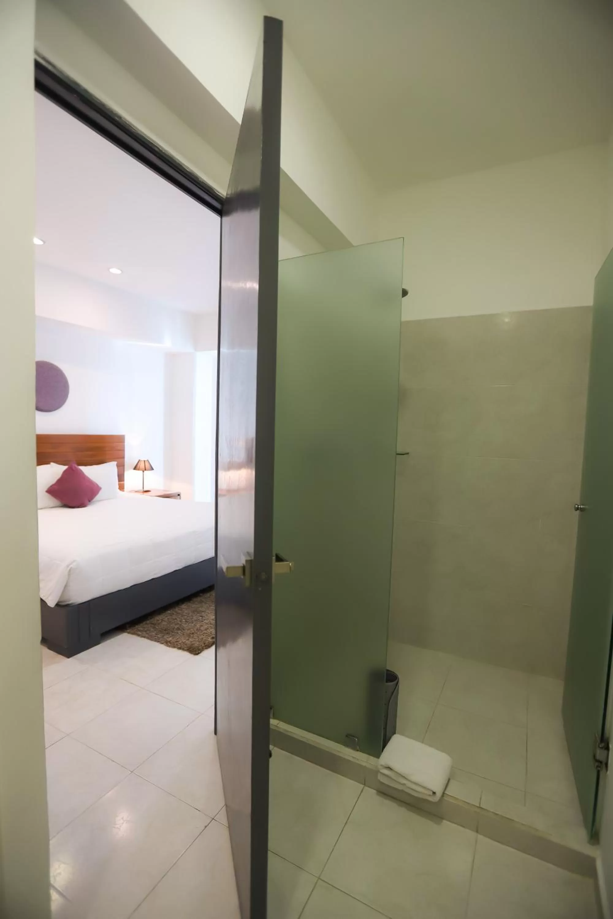 Bathroom, Bed in TRYP by Wyndham Chetumal