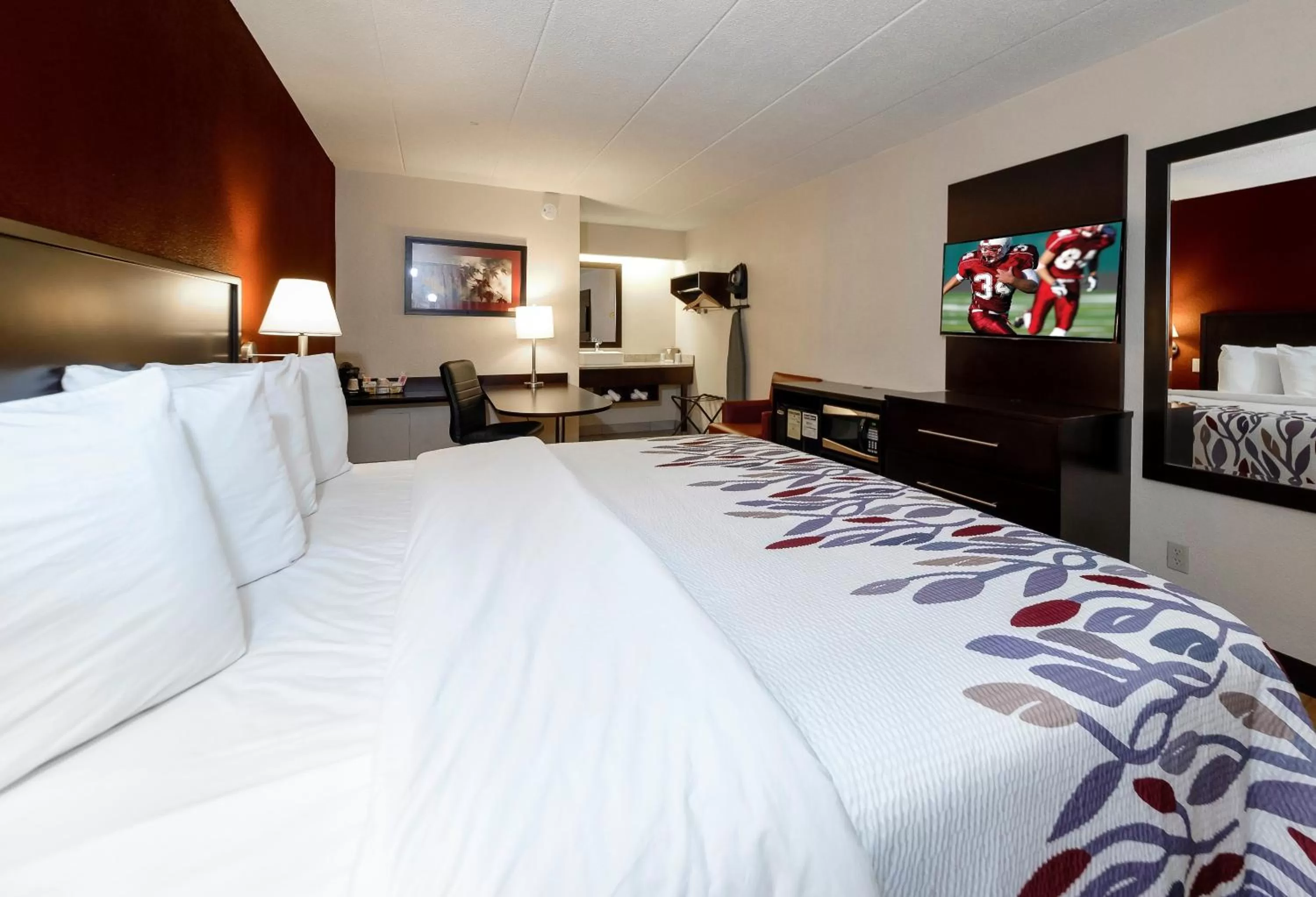 Bedroom, Bed in Red Roof Inn Washington, PA