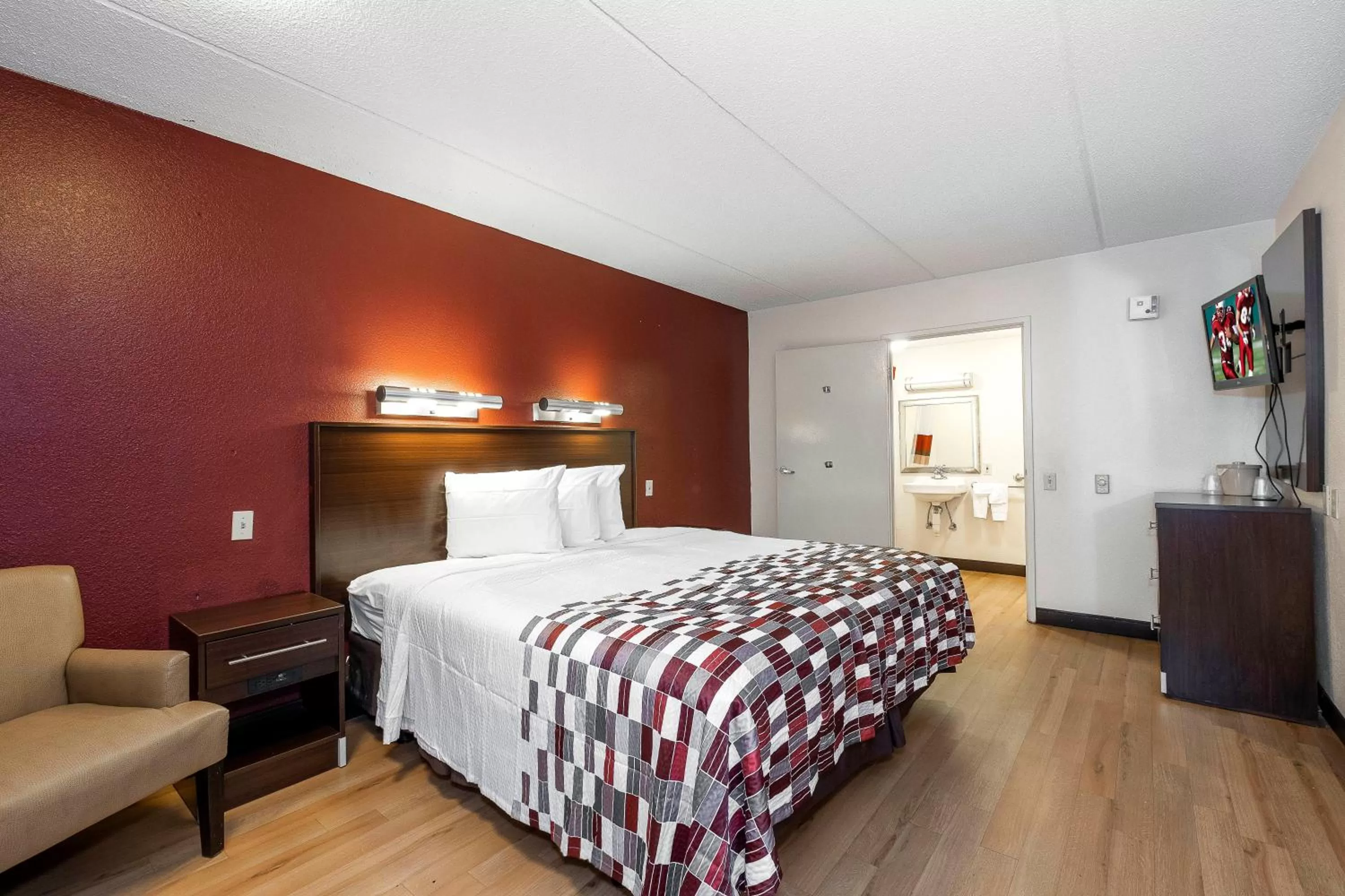 Photo of the whole room, Bed in Red Roof Inn Atlanta - Smyrna/Ballpark