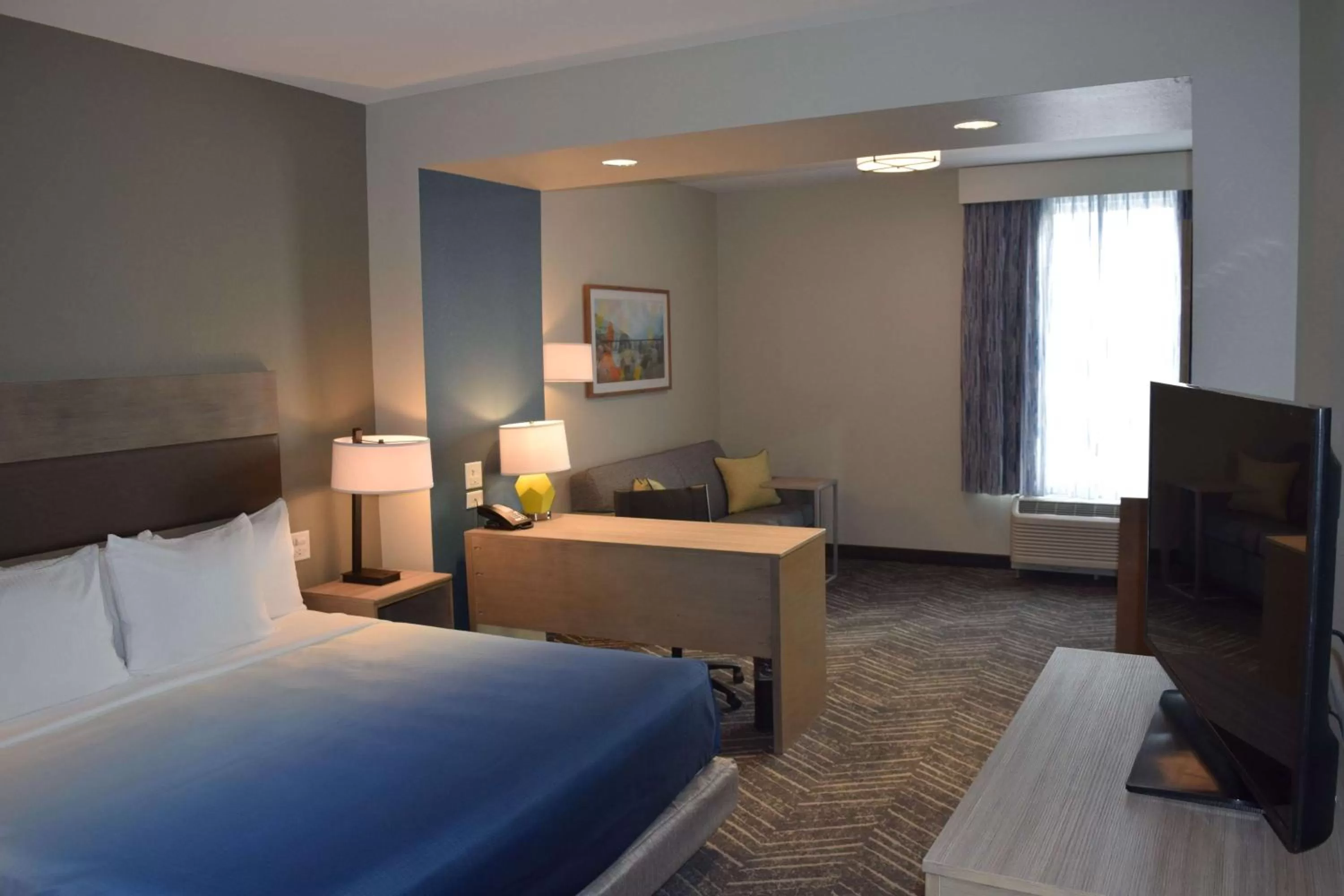 Photo of the whole room, Bed in La Quinta Inn & Suites by Wyndham Middletown-Goshen