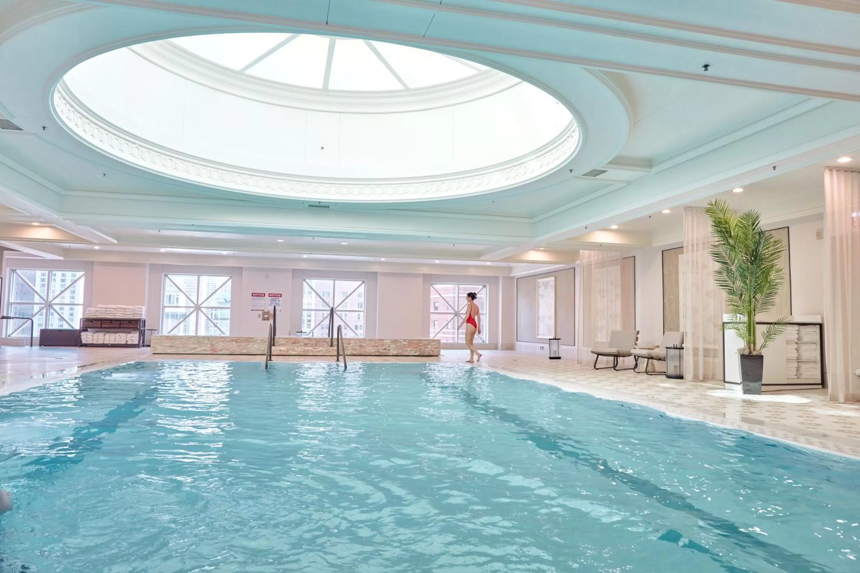 Swimming pool in Four Seasons Chicago