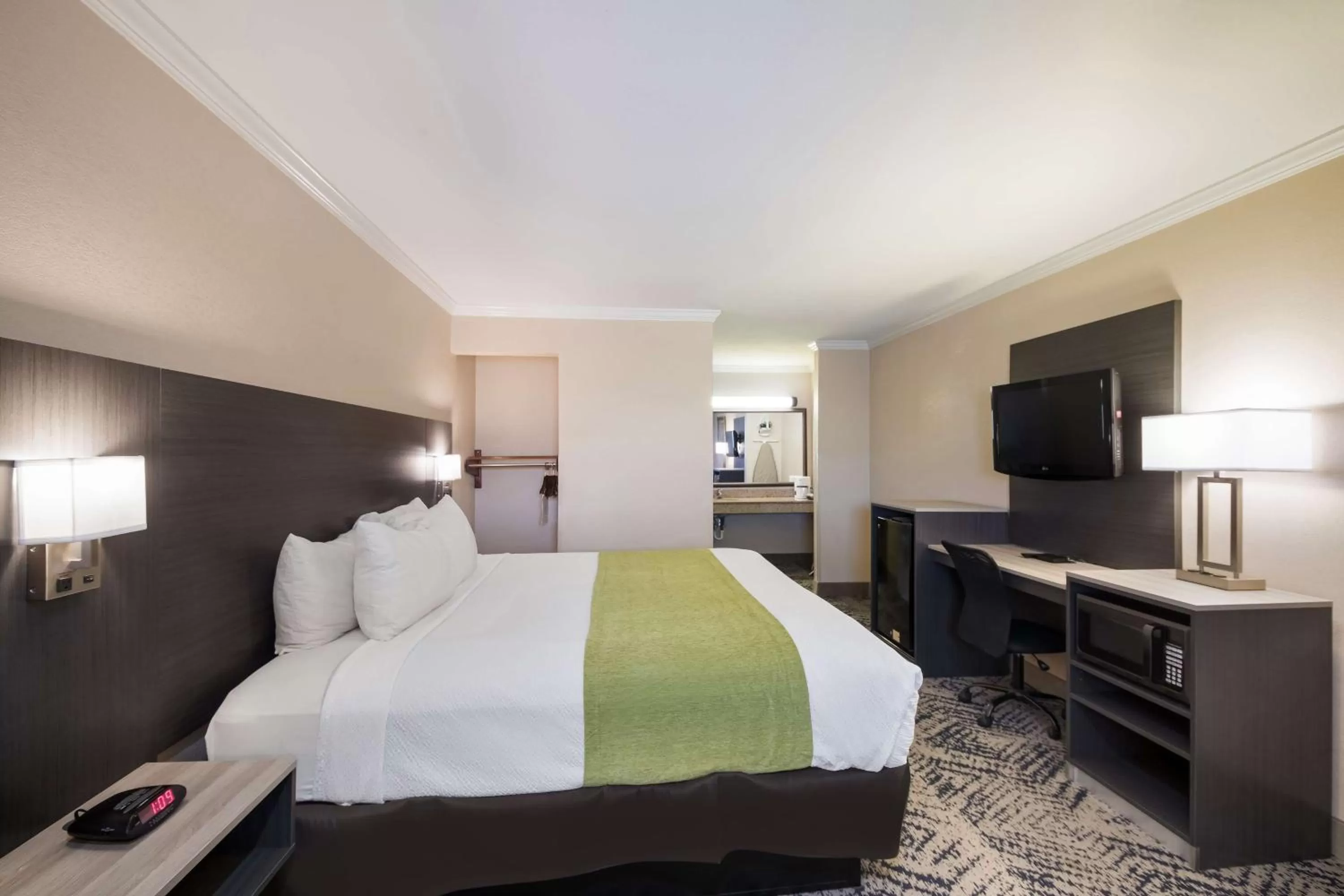 Bedroom, Bed in SureStay Hotel by Best Western Rockdale