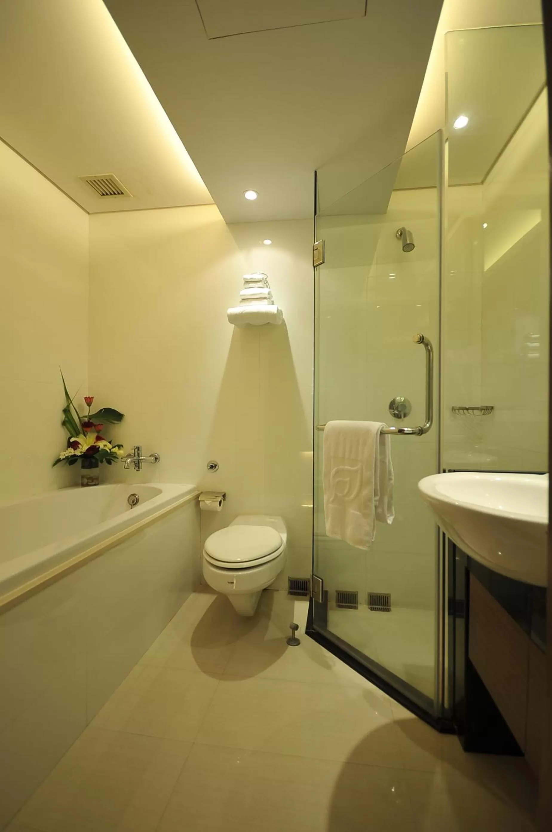 Bathroom in Rama Gardens Hotel Bangkok