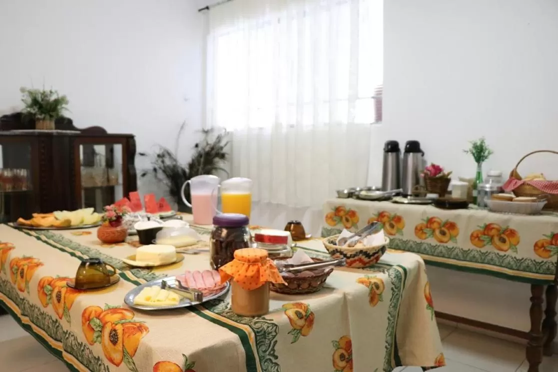 Buffet breakfast in Pousada Alvorada Brotas - e agendamento das atividades turísticas