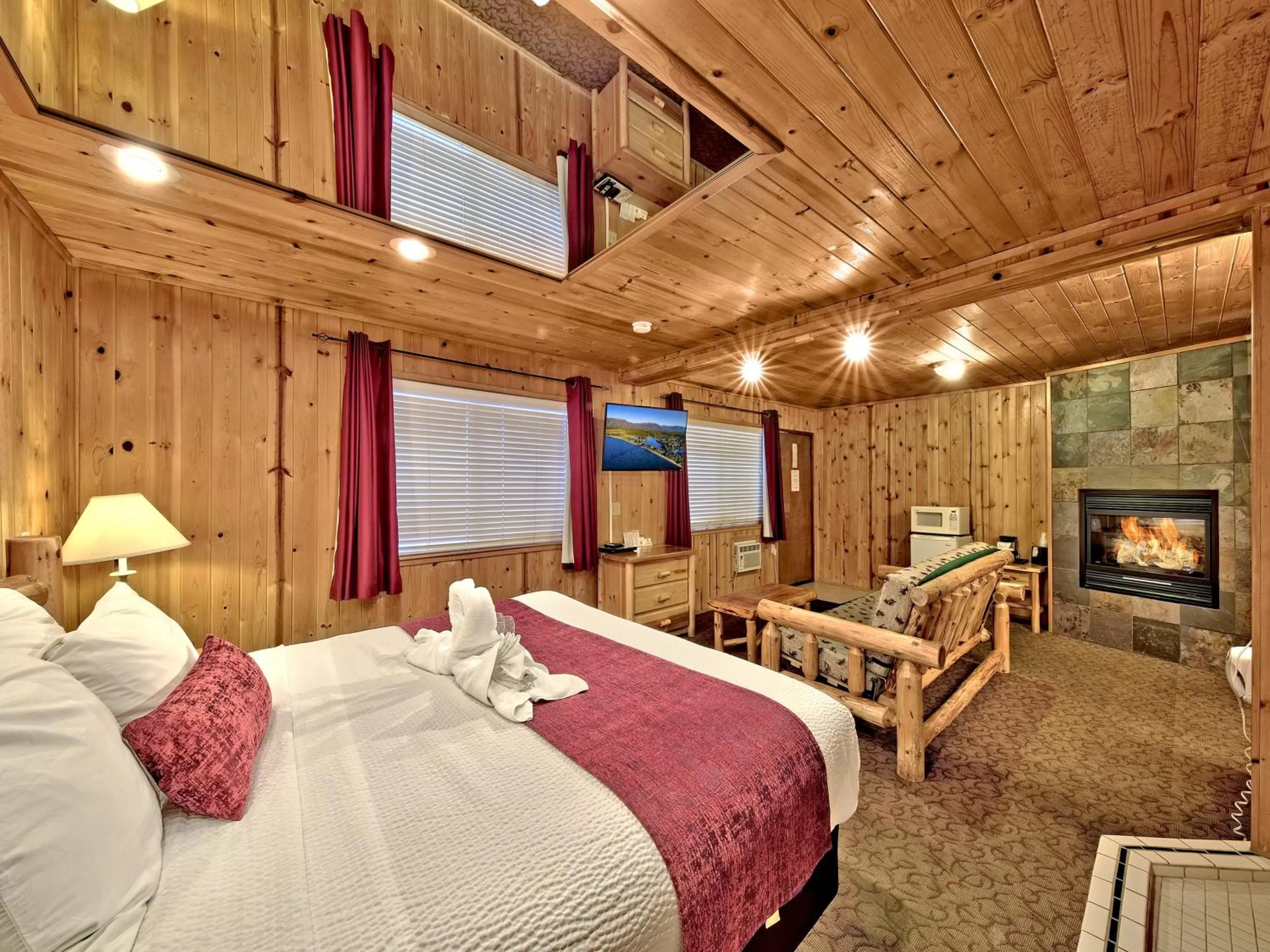 Photo of the whole room, Bed in Secrets Inn Lake Tahoe