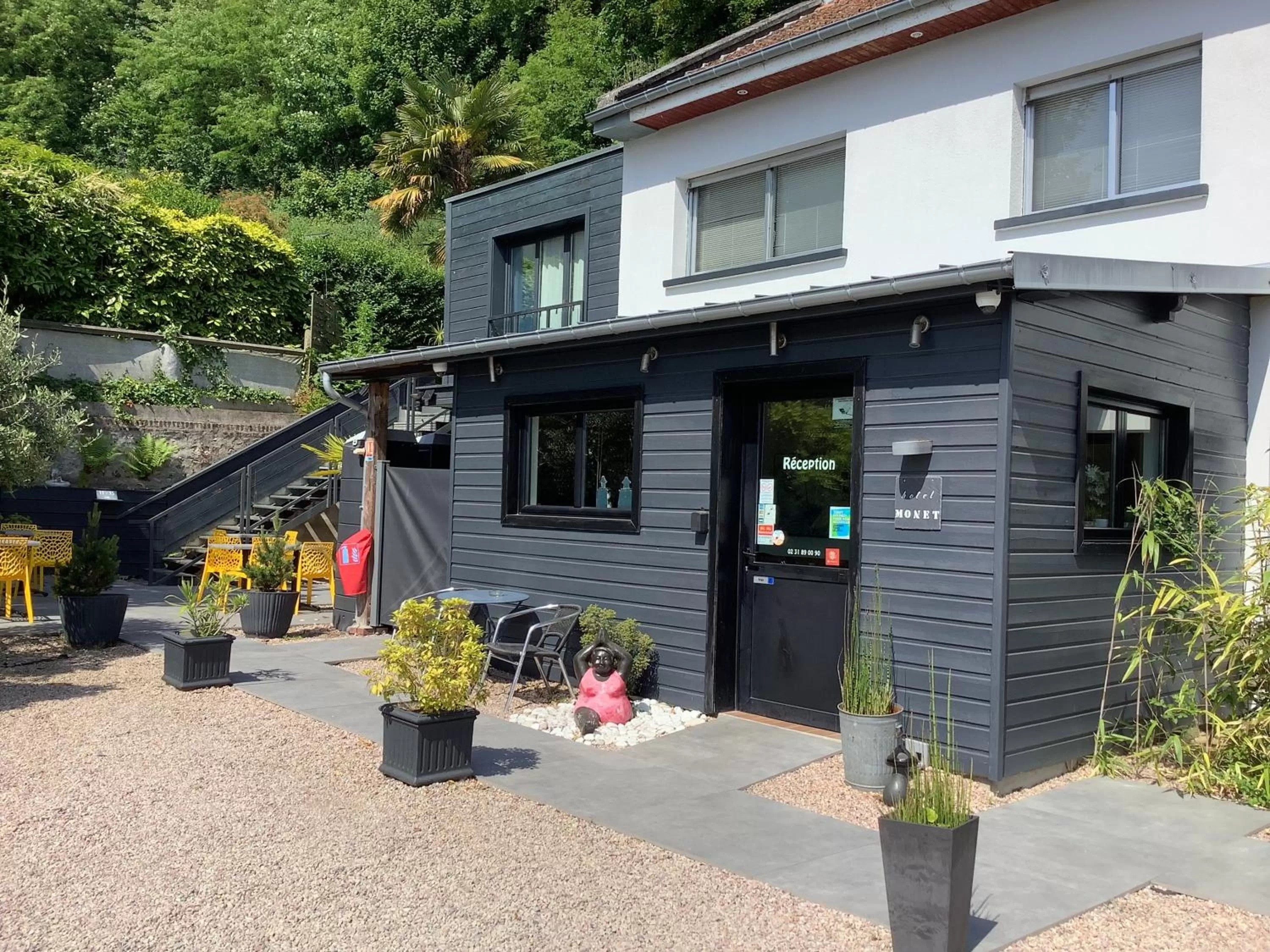 Property building in Hôtel Monet