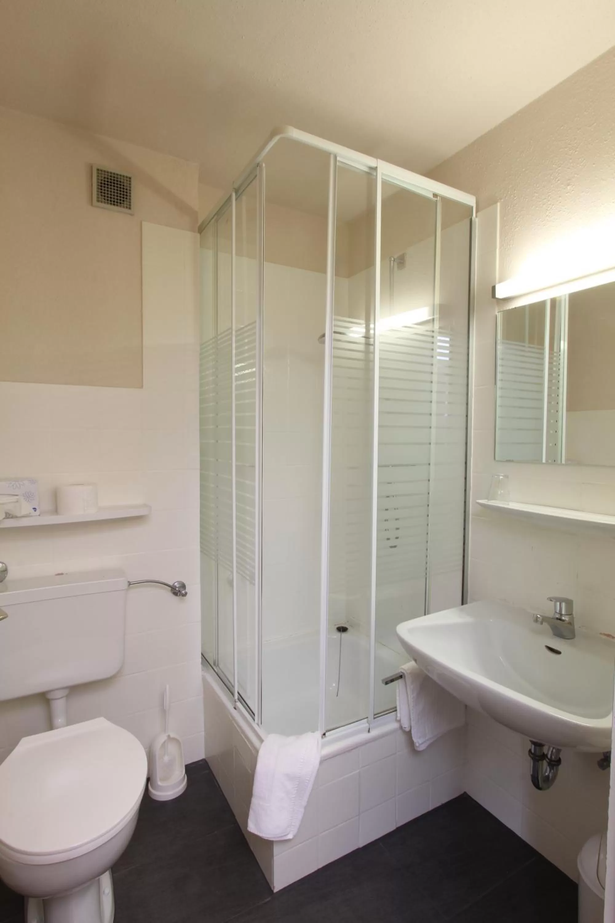 Shower, Bathroom in Hotel Lowen by Mastiff